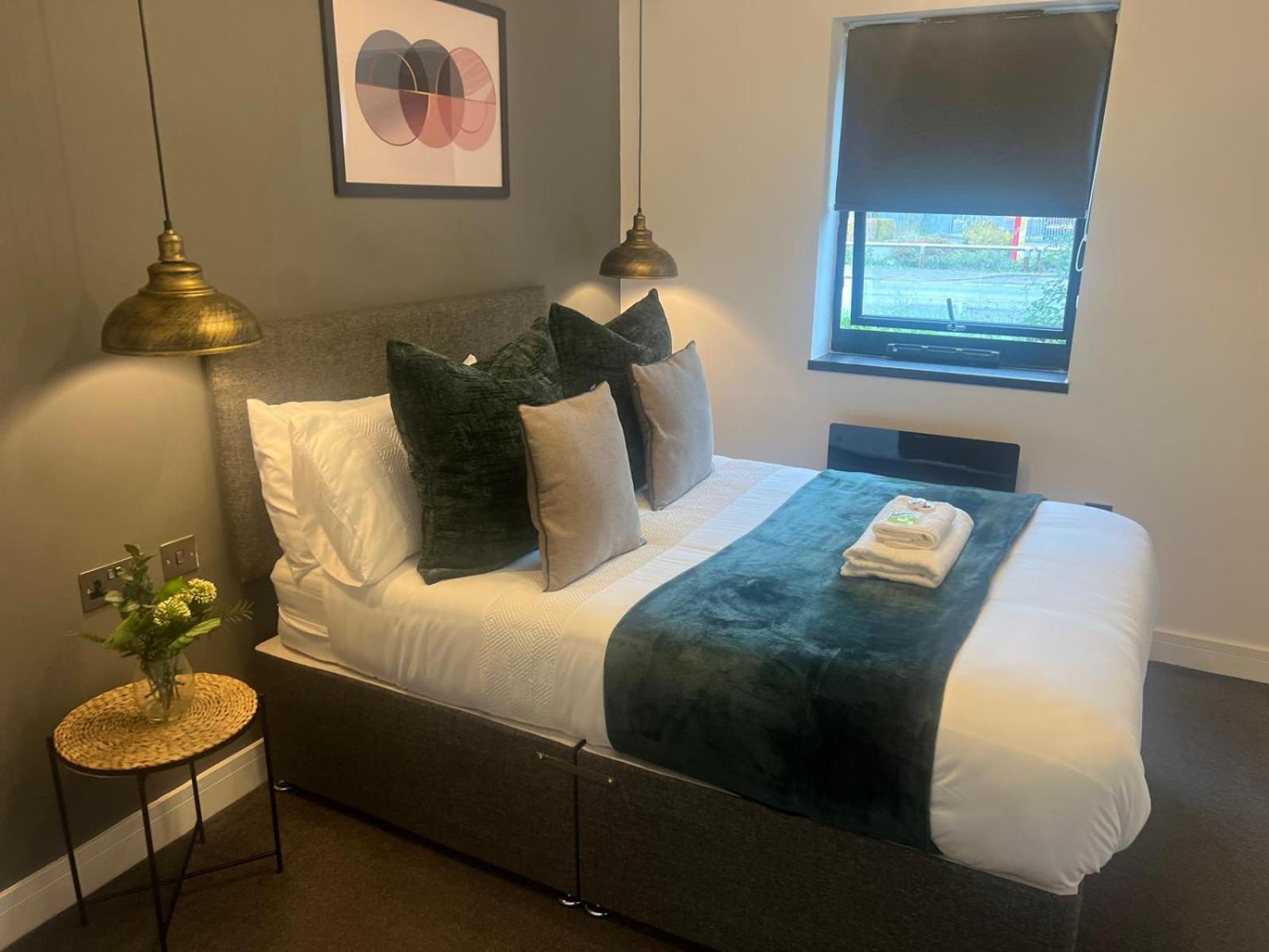 Winter Serviced 1 BED APARTMENT - Free WIFI - Free Parking - Smart TV