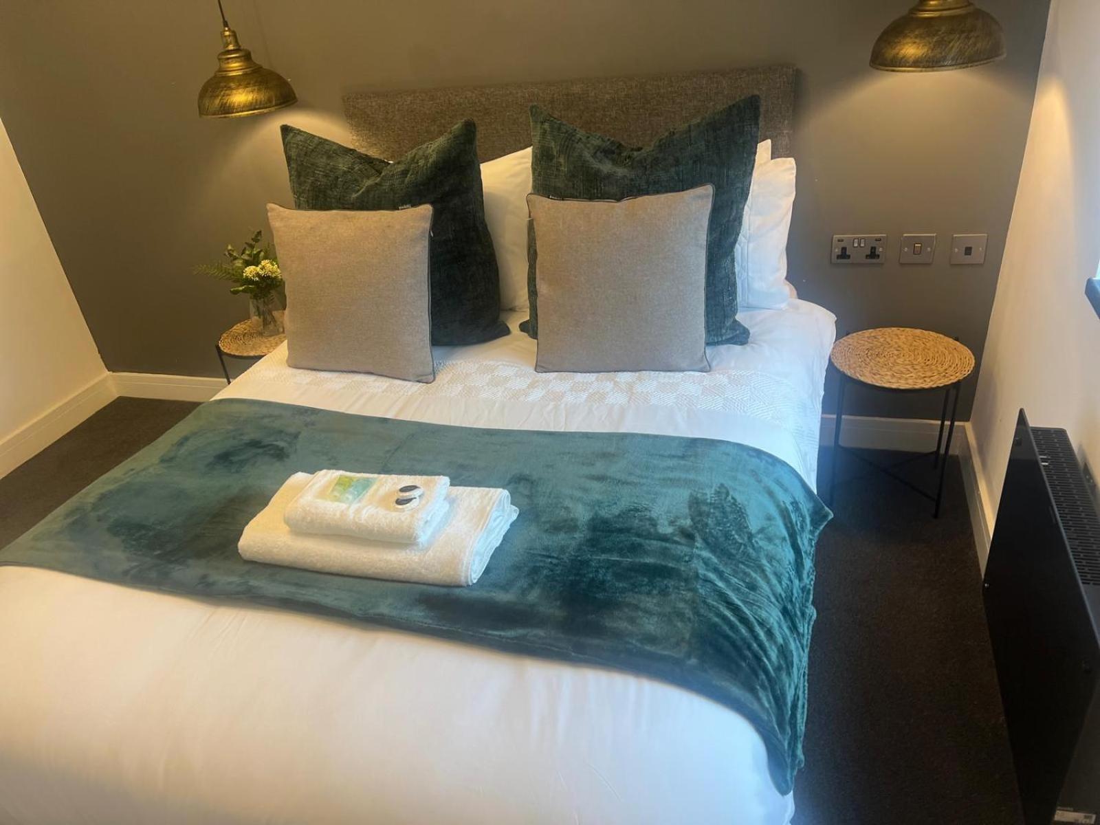 Winter Serviced 1 BED APARTMENT - Free WIFI - Free Parking - Smart TV