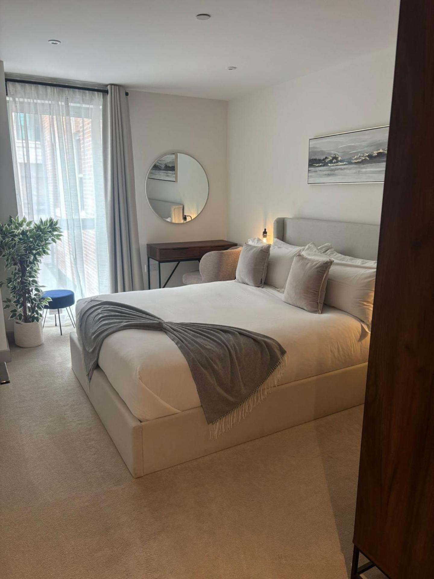 Entire Prestige Apartment in Poole Quay - Free Parking, Fast WiFi, Smart TV & Netflix