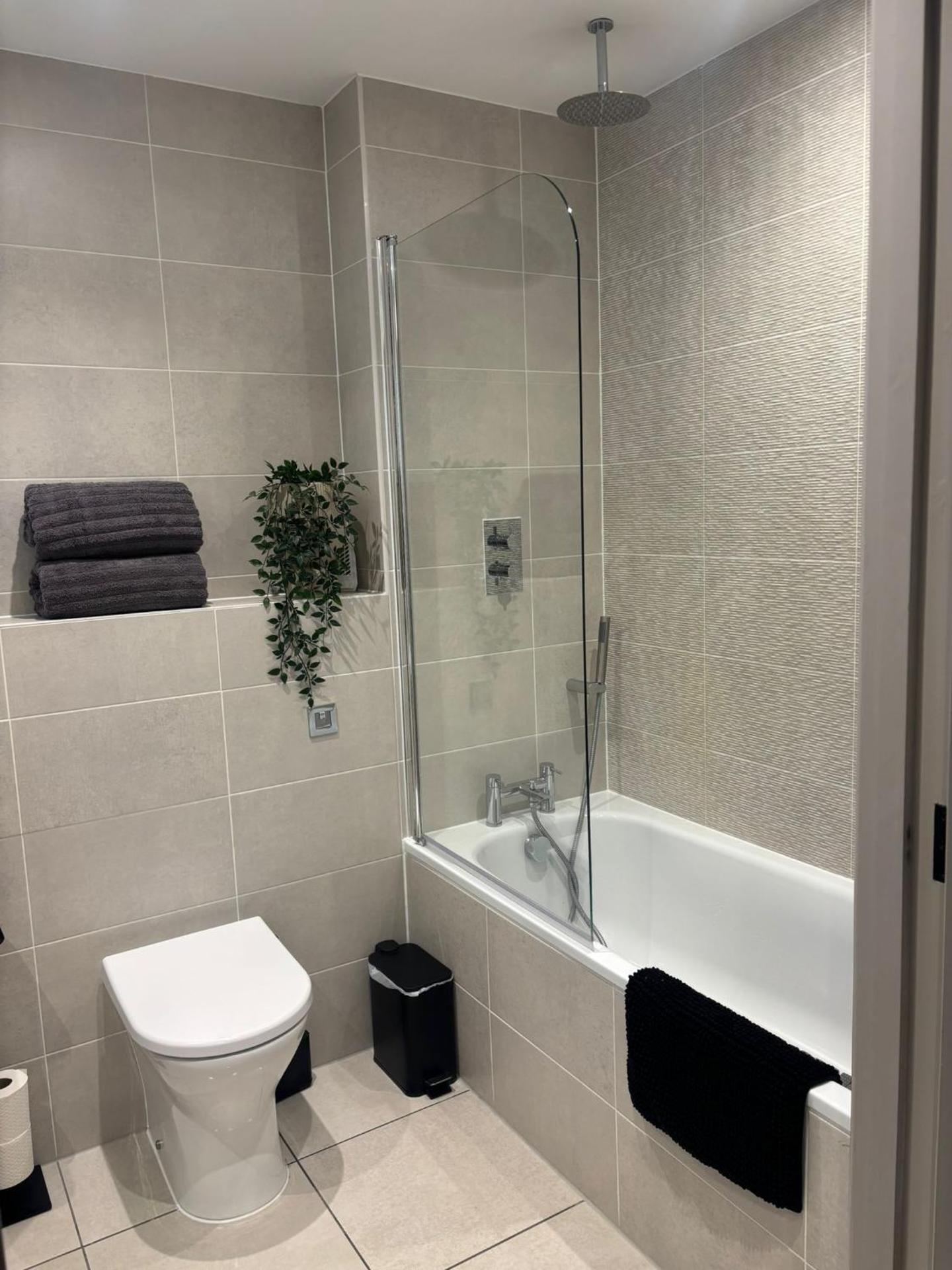 Entire Prestige Apartment in Poole Quay - Free Parking, Fast WiFi, Smart TV & Netflix