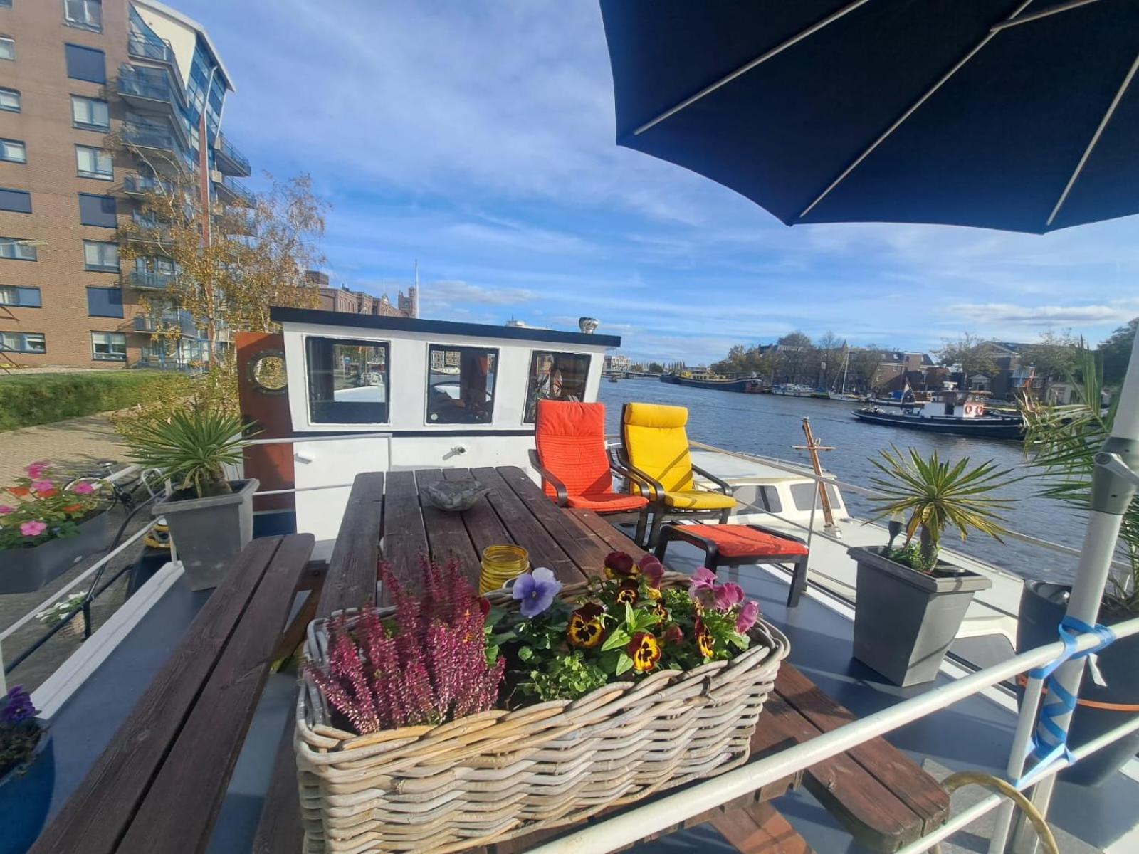B&B Teddy "Prachtig authentiek woonschip uit 1912, 15 minuten van Amsterdam"