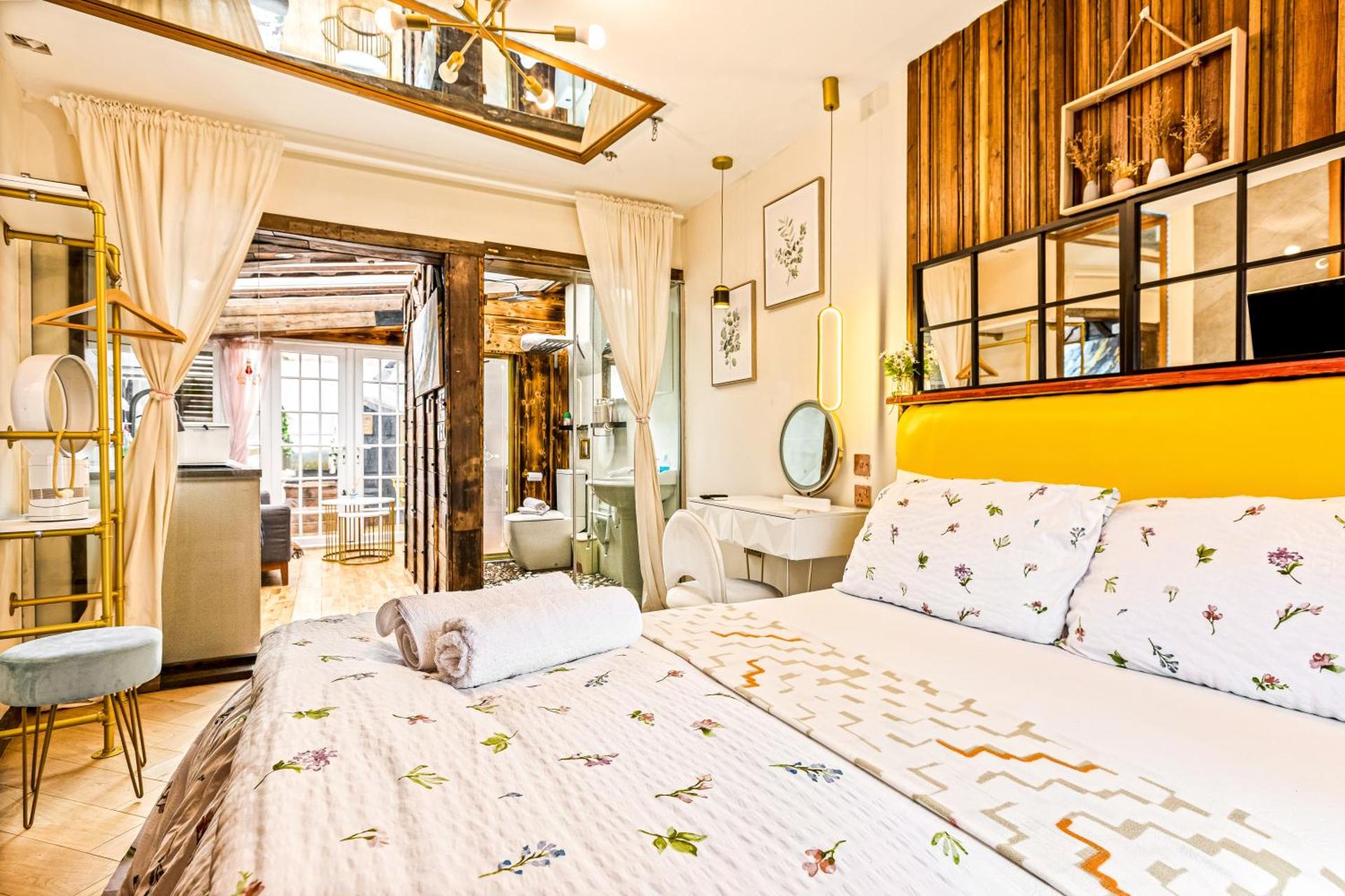 Guest suite with hot tub and sauna