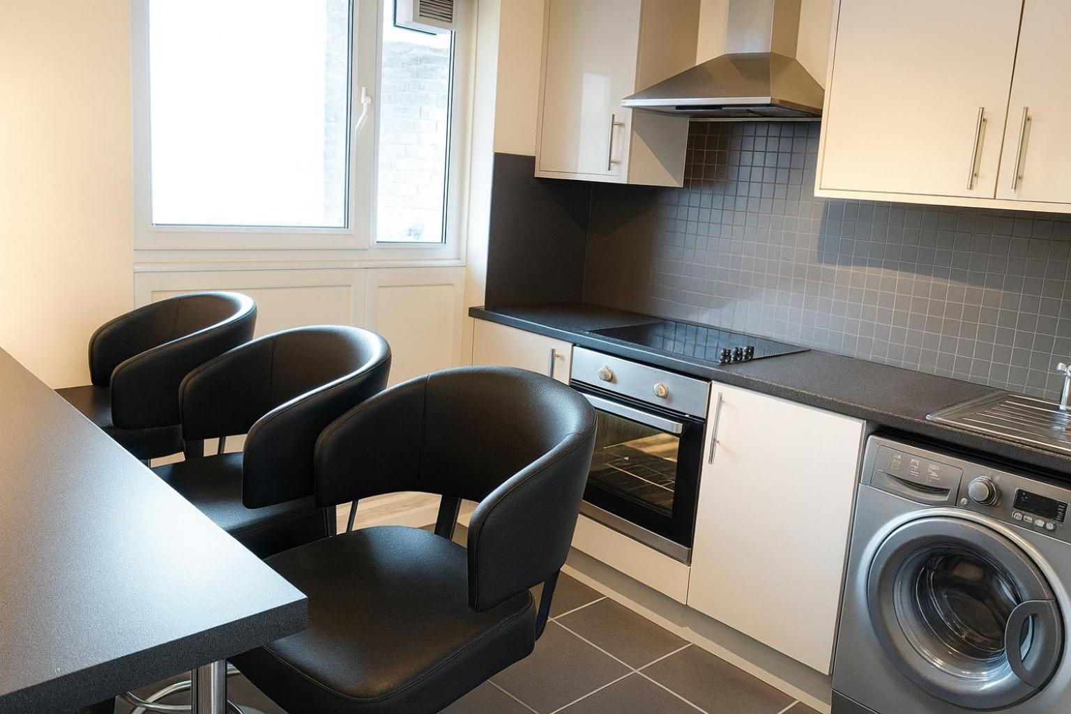 3 Bed - Sleeps 5 - Balcony - Ctrl London - Parking