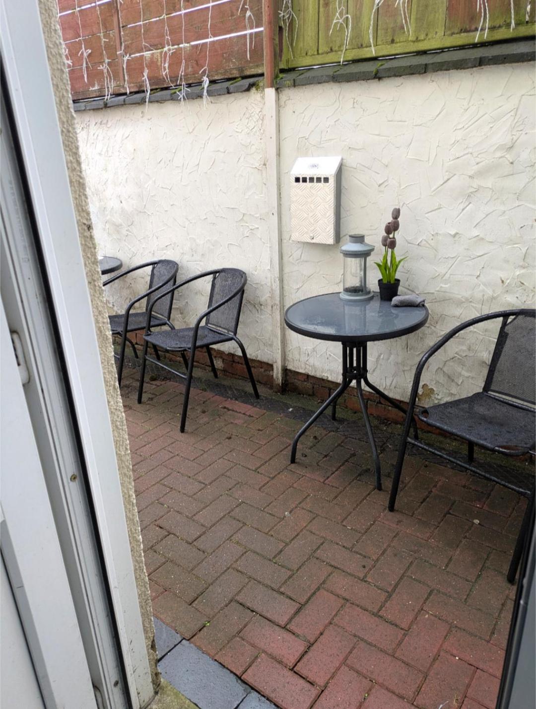 City Vacations Kettering free WiFi for ' Short & Long stays ' Shared bathroom & Shared Kitchen Double room Deals on longer regular stays