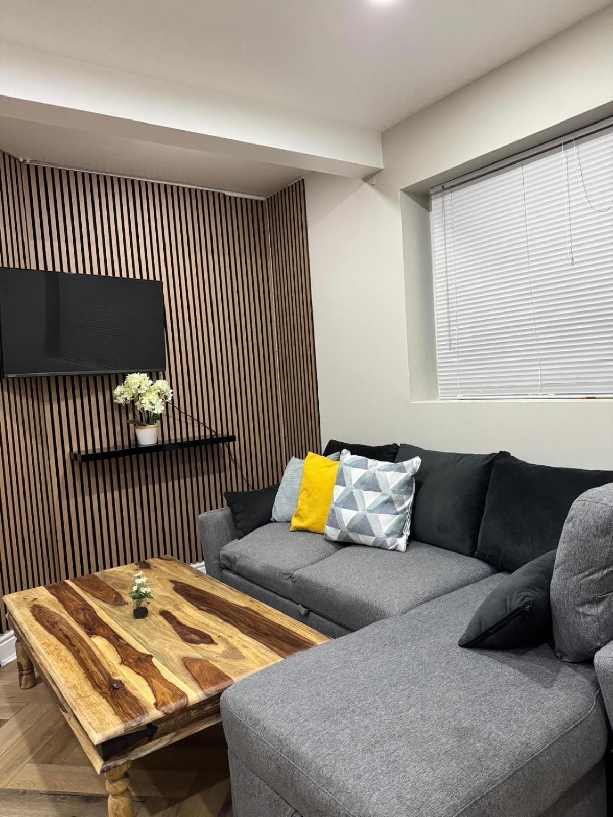 Stylish 2 Bed Apt Near Birmingham