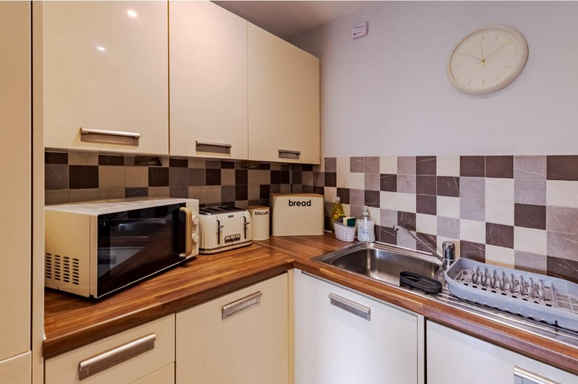 Contractor-Friendly, Private Gated Parking, Fast WiFi, Sofa Bed & Netflix, 5-Min Walk to City Centre, 15-Min Walk to Train Station, Ideal for Relocators & Families