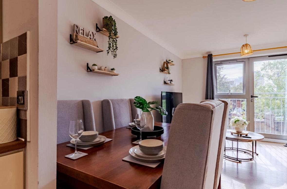 Contractor-Friendly, Private Gated Parking, Fast WiFi, Sofa Bed & Netflix, 5-Min Walk to City Centre, 15-Min Walk to Train Station, Ideal for Relocators & Families