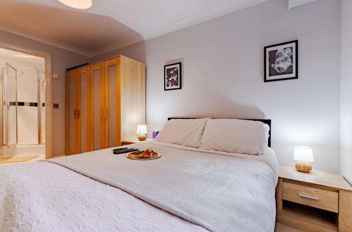 Contractor-Friendly, Private Gated Parking, Fast WiFi, Sofa Bed & Netflix, 5-Min Walk to City Centre, 15-Min Walk to Train Station, Ideal for Relocators & Families