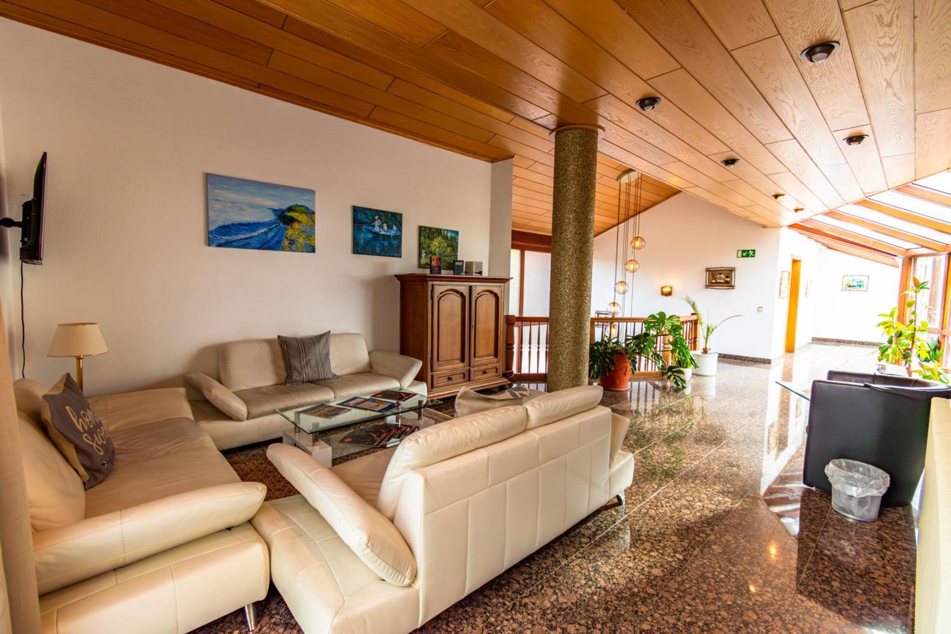 Communal lounge/ TV room