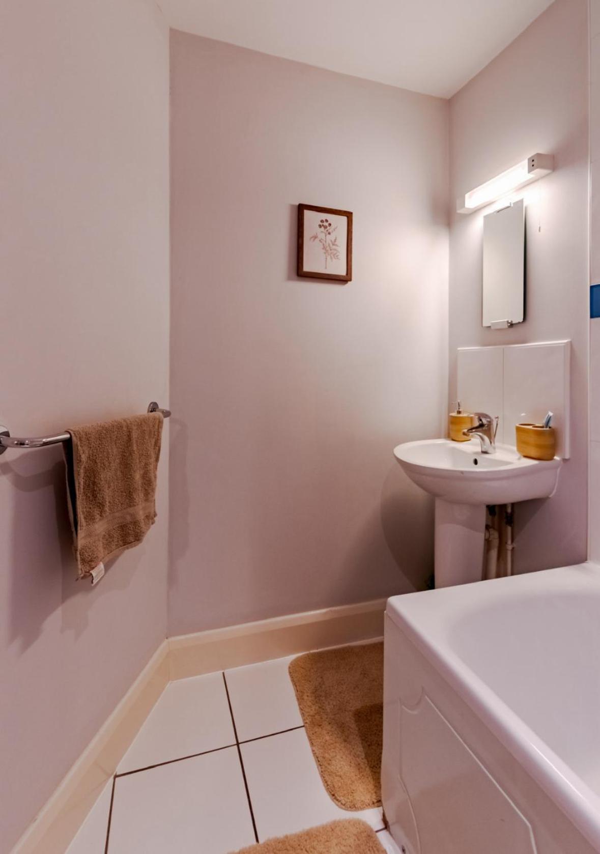 Contractor-Friendly, Private Gated Parking, Fast WiFi, Sofa Bed & Netflix, 5-Min Walk to City Centre, 15-Min Walk to Train Station, Ideal for Relocators & Families