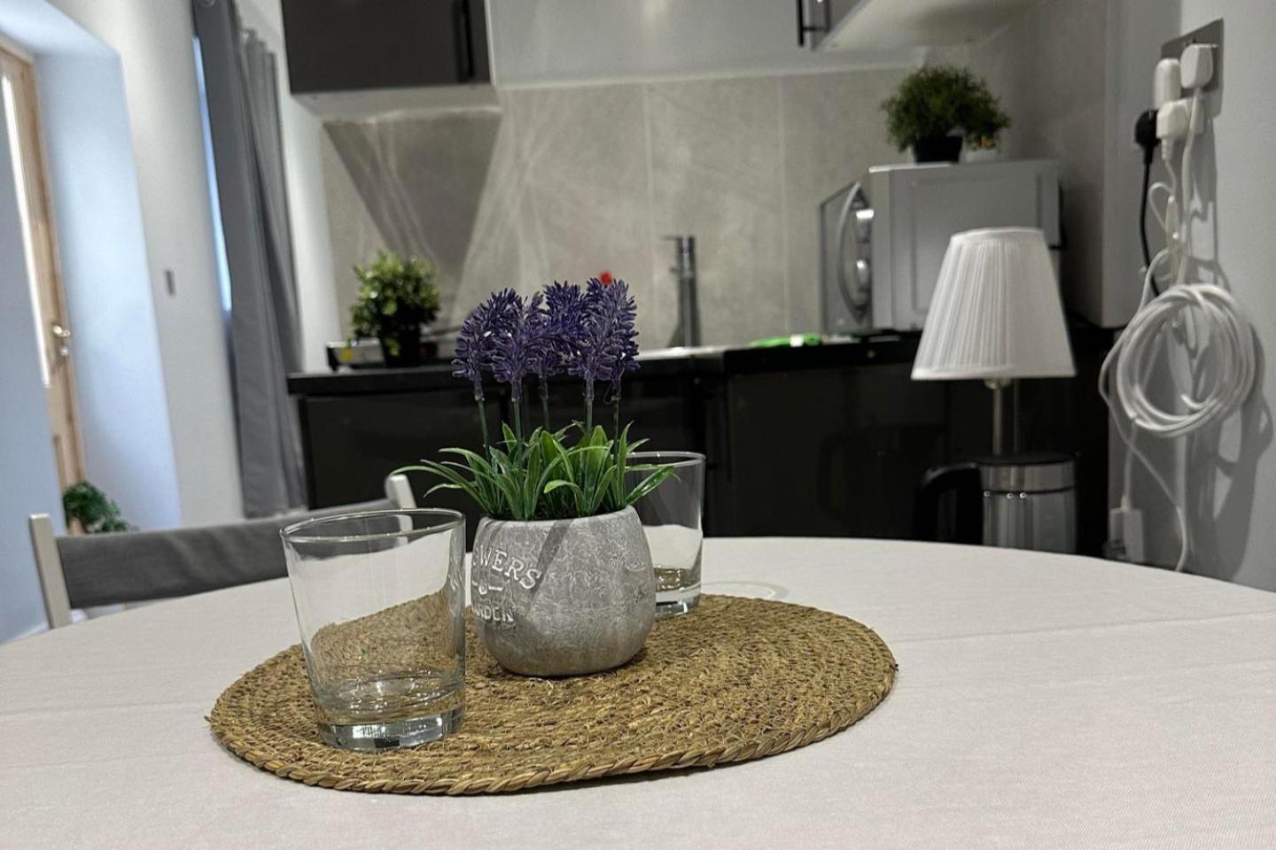 1-Bed - Sleeps 2 - Acton Park & Stn Close