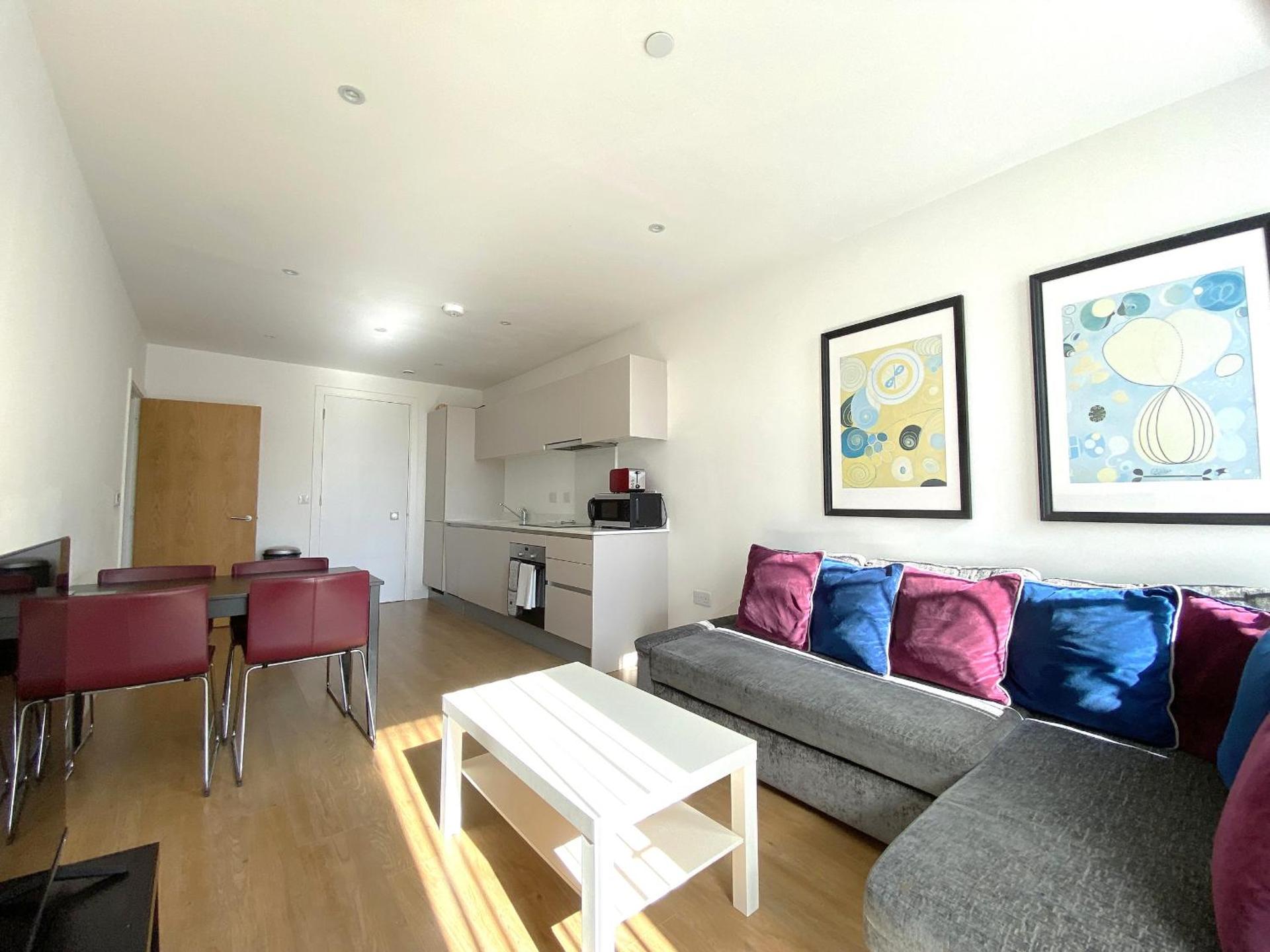 Bracknell RWH Spectacular Two Bedroom Apartment