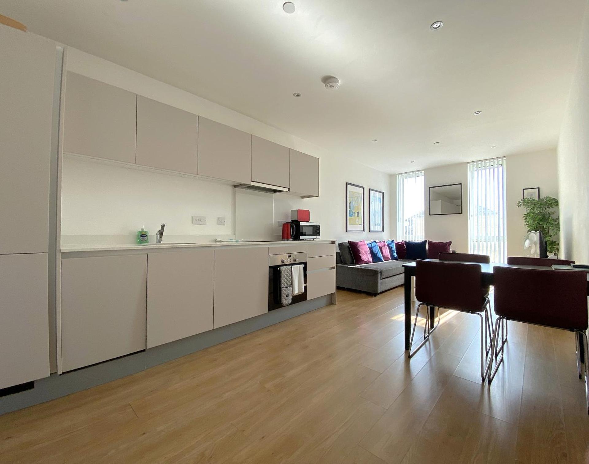 Bracknell RWH Spectacular Two Bedroom Apartment