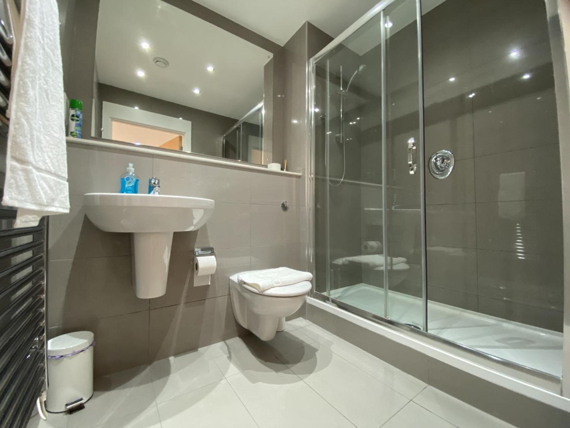 Bracknell RWH Spectacular Two Bedroom Apartment