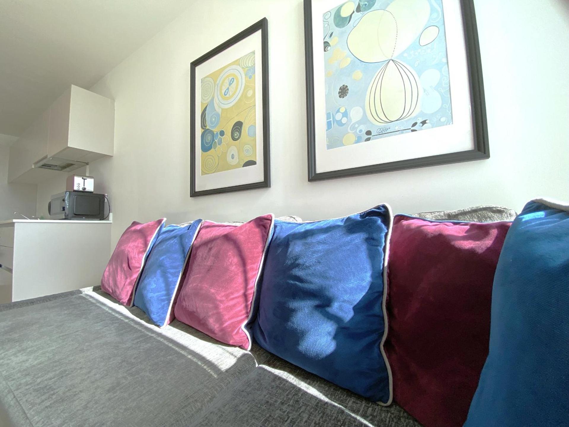 Bracknell RWH Spectacular Two Bedroom Apartment