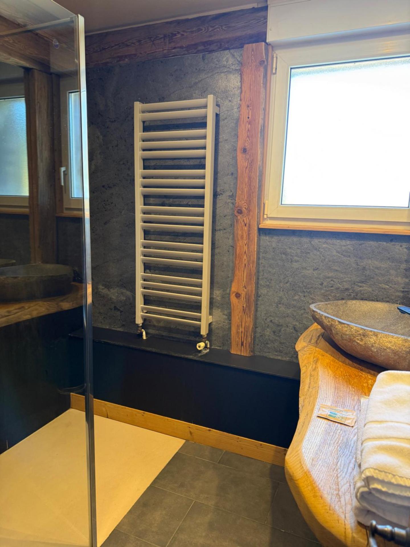 Tweepersoonskamer met uitzicht op het bos