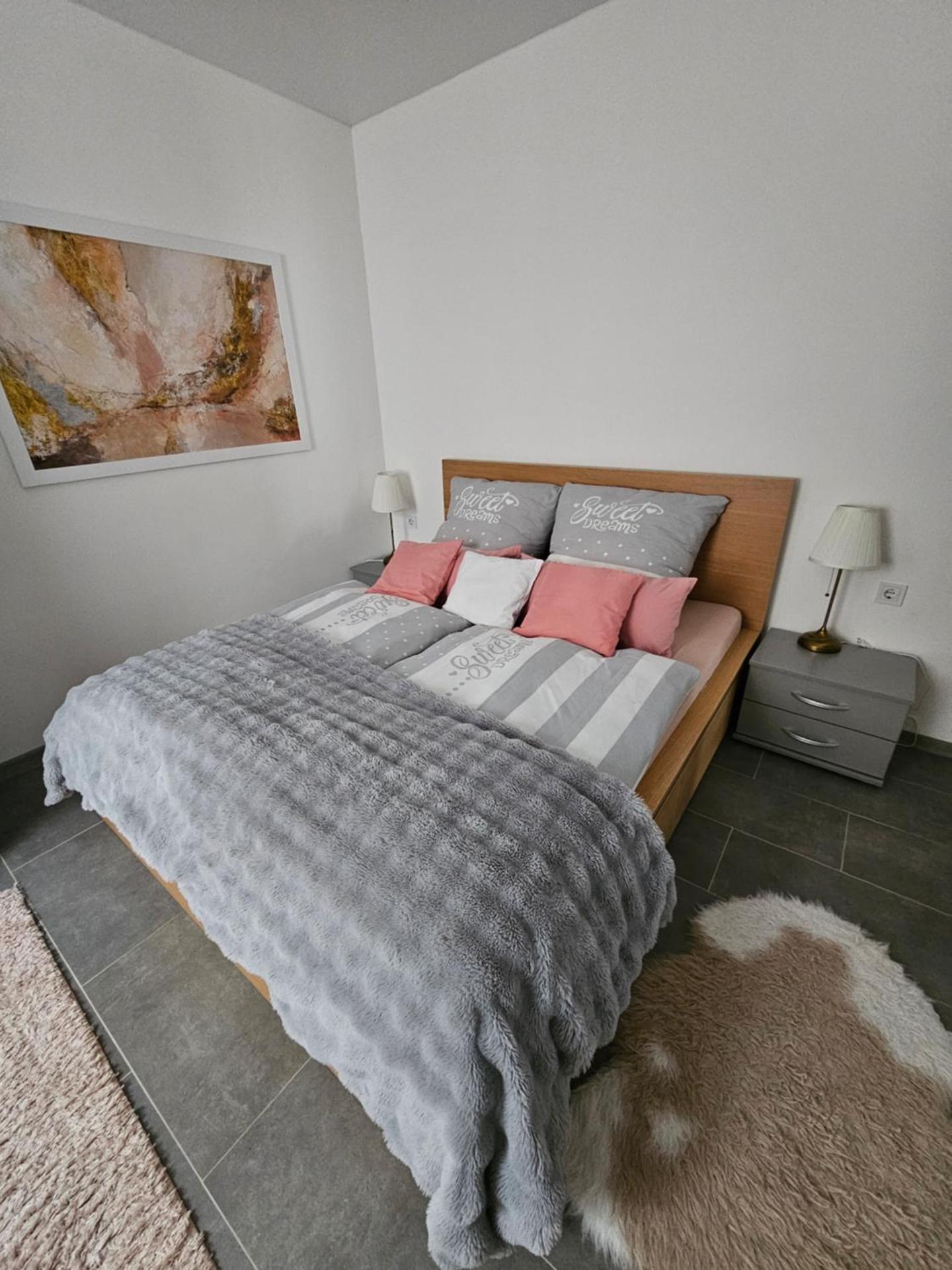 Warburg, FeWo "Sweet Home" 2,5 Zi- EG-separater Eingang - Parkplatz - Terasse- komfortabel,renoviert