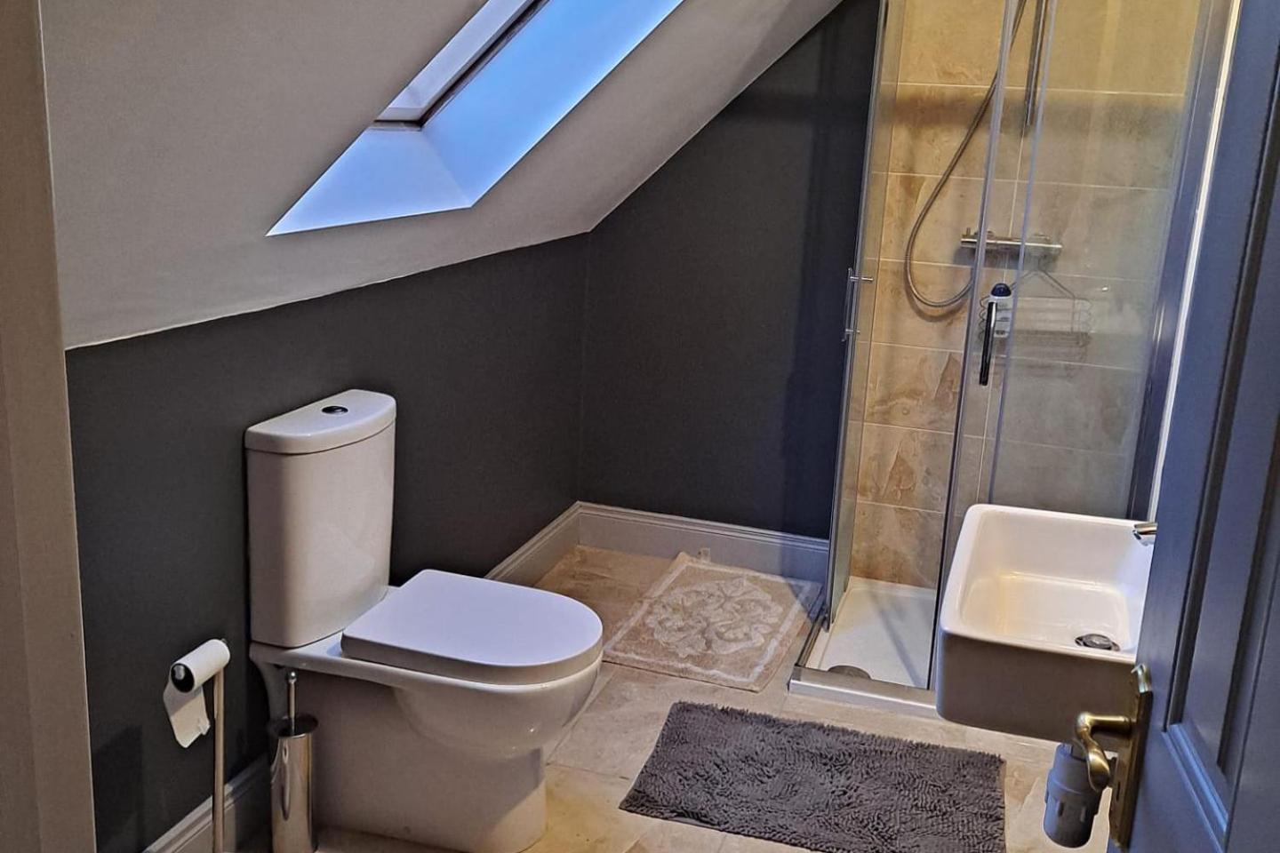 2-Bed Apartment Sleeps 6 with Parking