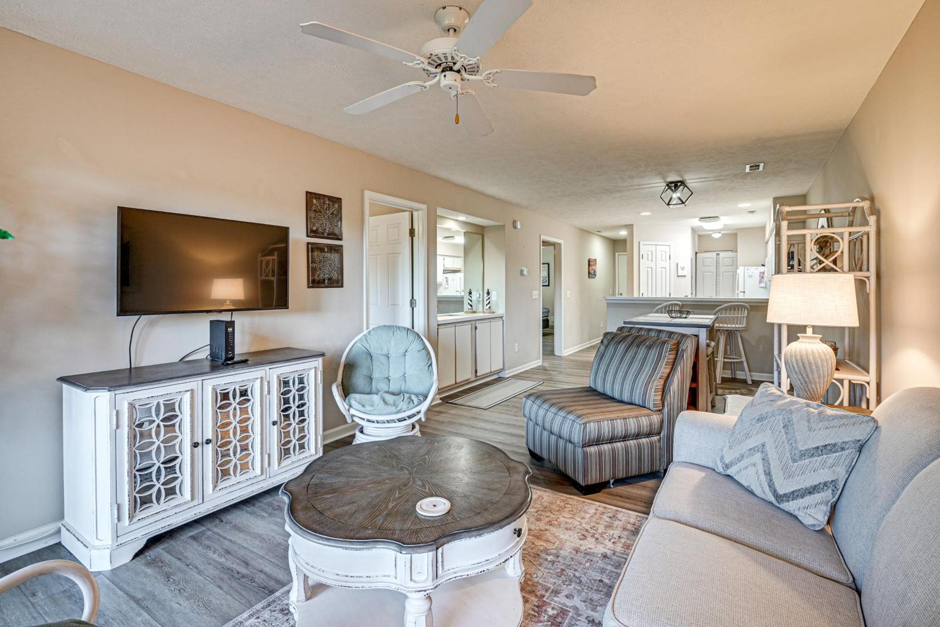 Pawleys Island Condo with Screened Porch and Golfing!