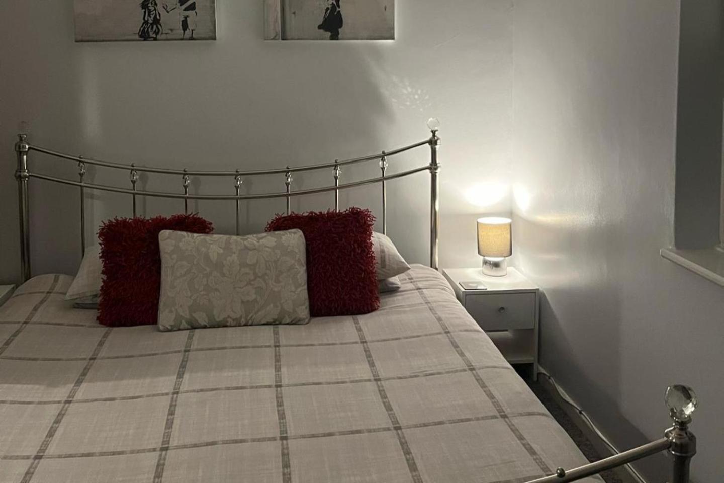 1-Bedroom Apartment Sleeps 4 Parking