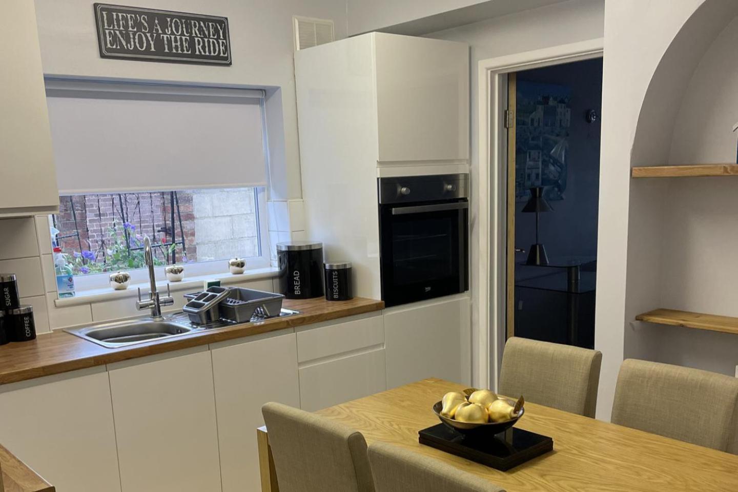 1-Bedroom Apartment Sleeps 4 Parking