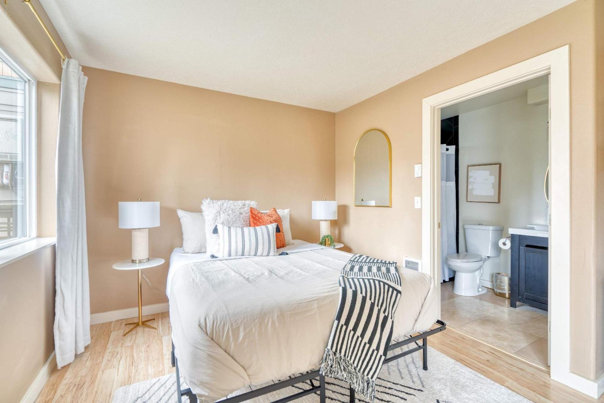 Stay Portland - John's Landing Haven - Studio Near OHSU