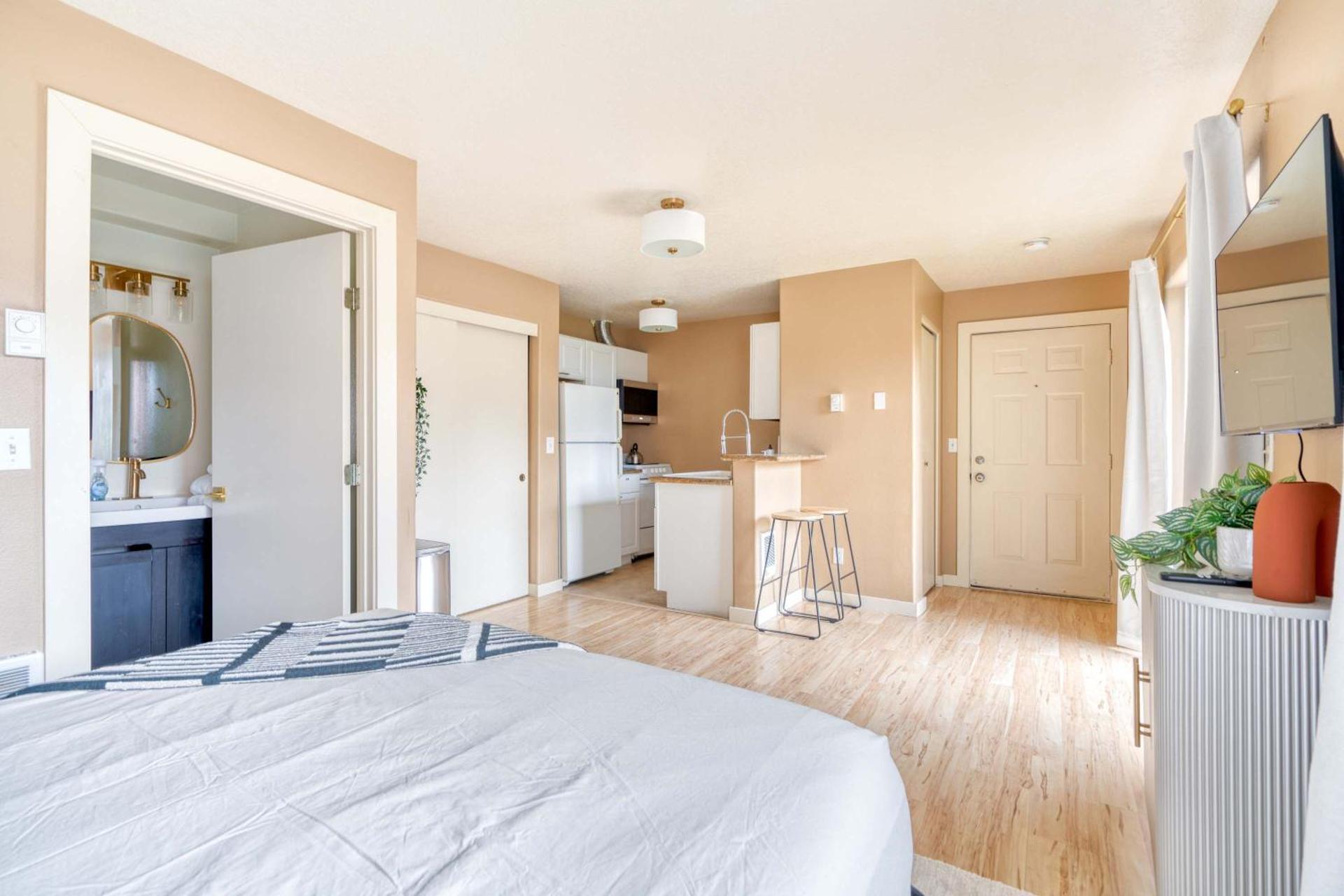 Stay Portland - John's Landing Haven - Studio Near OHSU