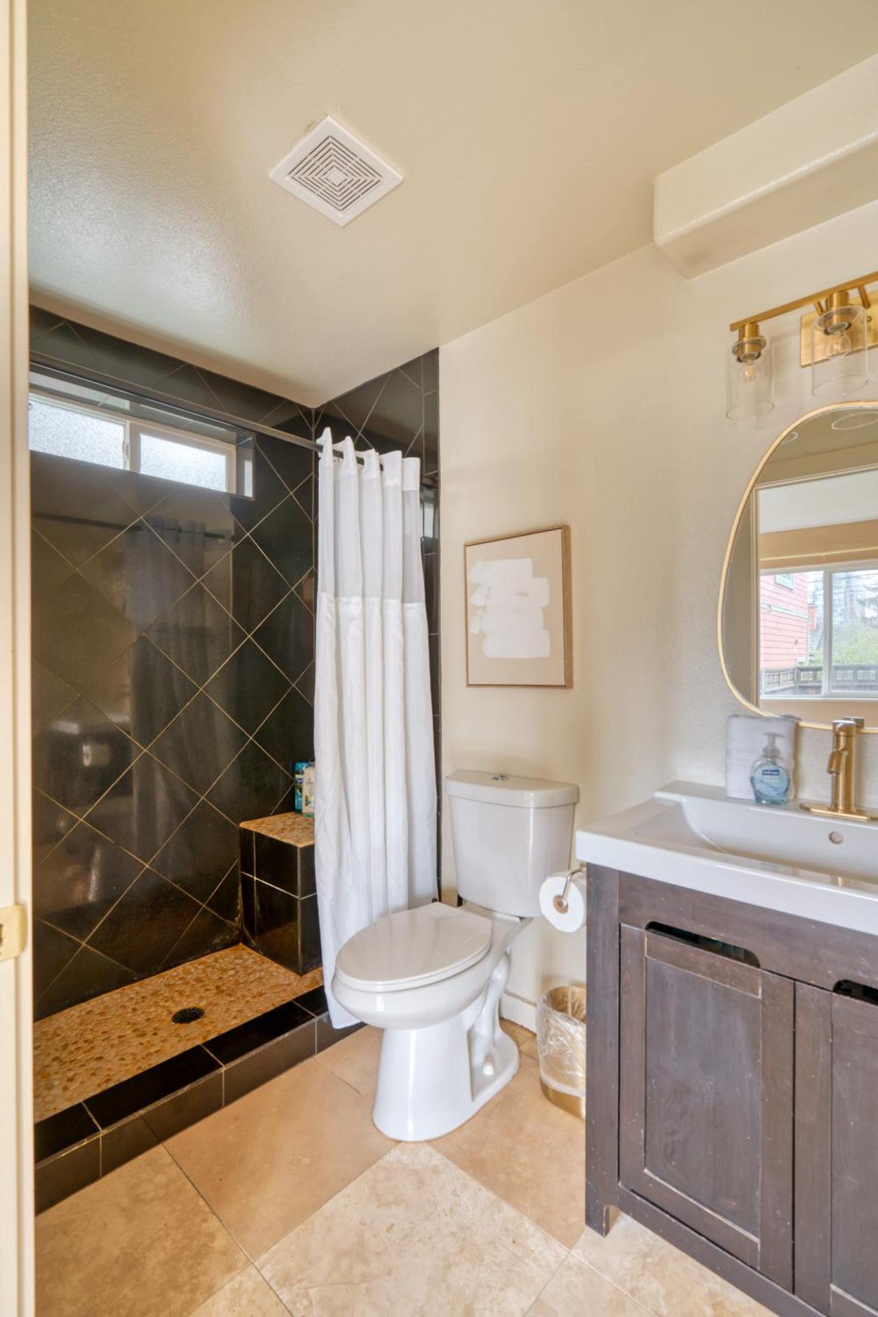 Stay Portland - John's Landing Haven - Studio Near OHSU