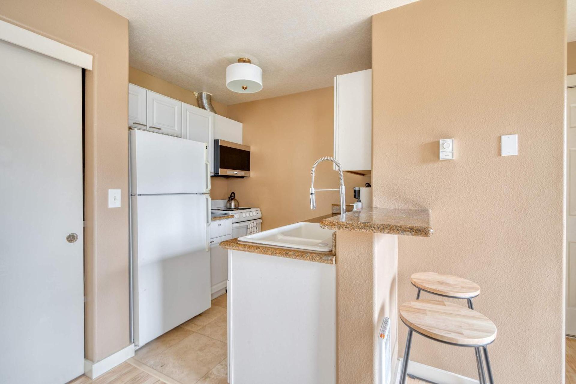 Stay Portland - John's Landing Haven - Studio Near OHSU