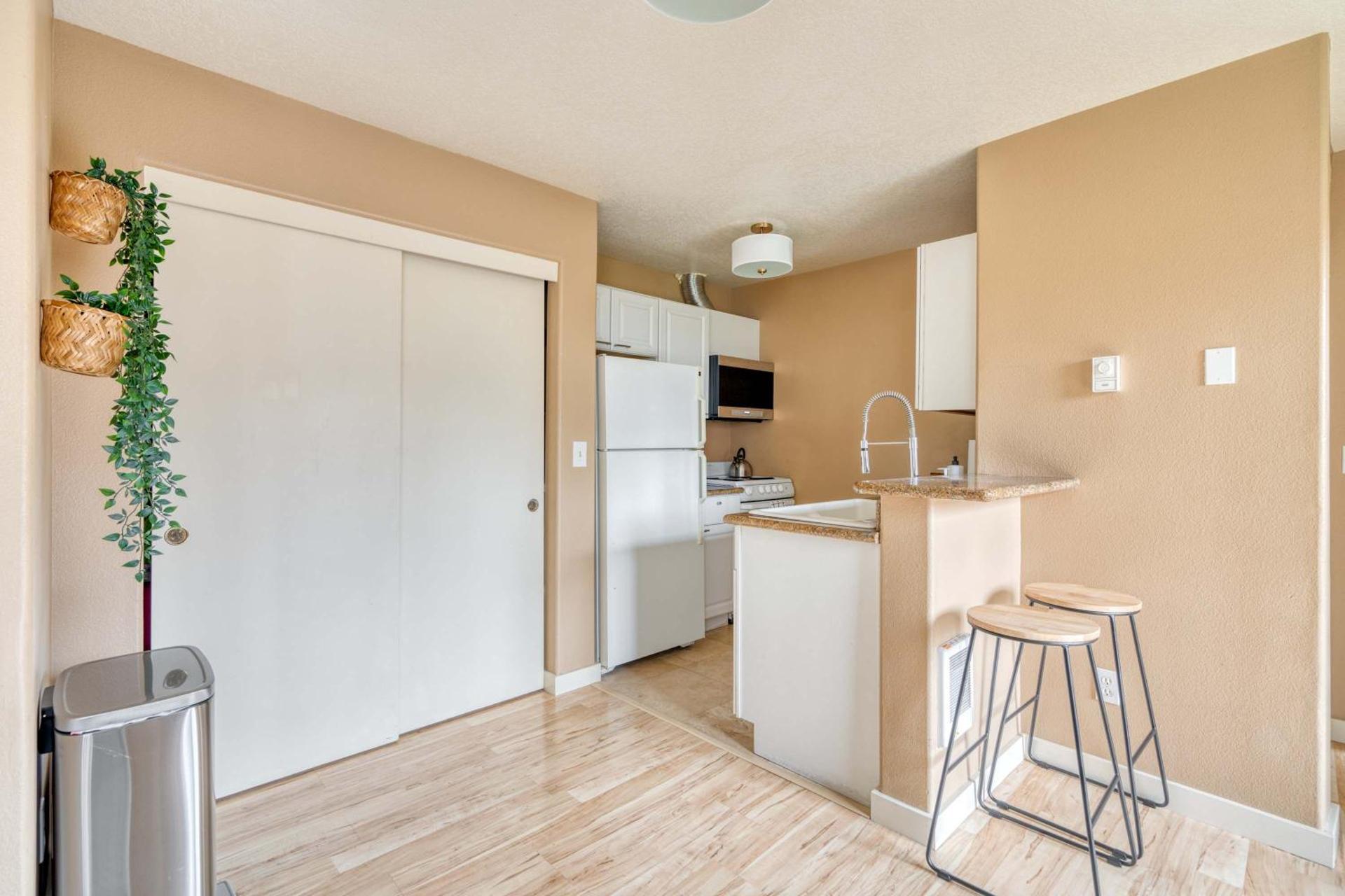 Stay Portland - John's Landing Haven - Studio Near OHSU