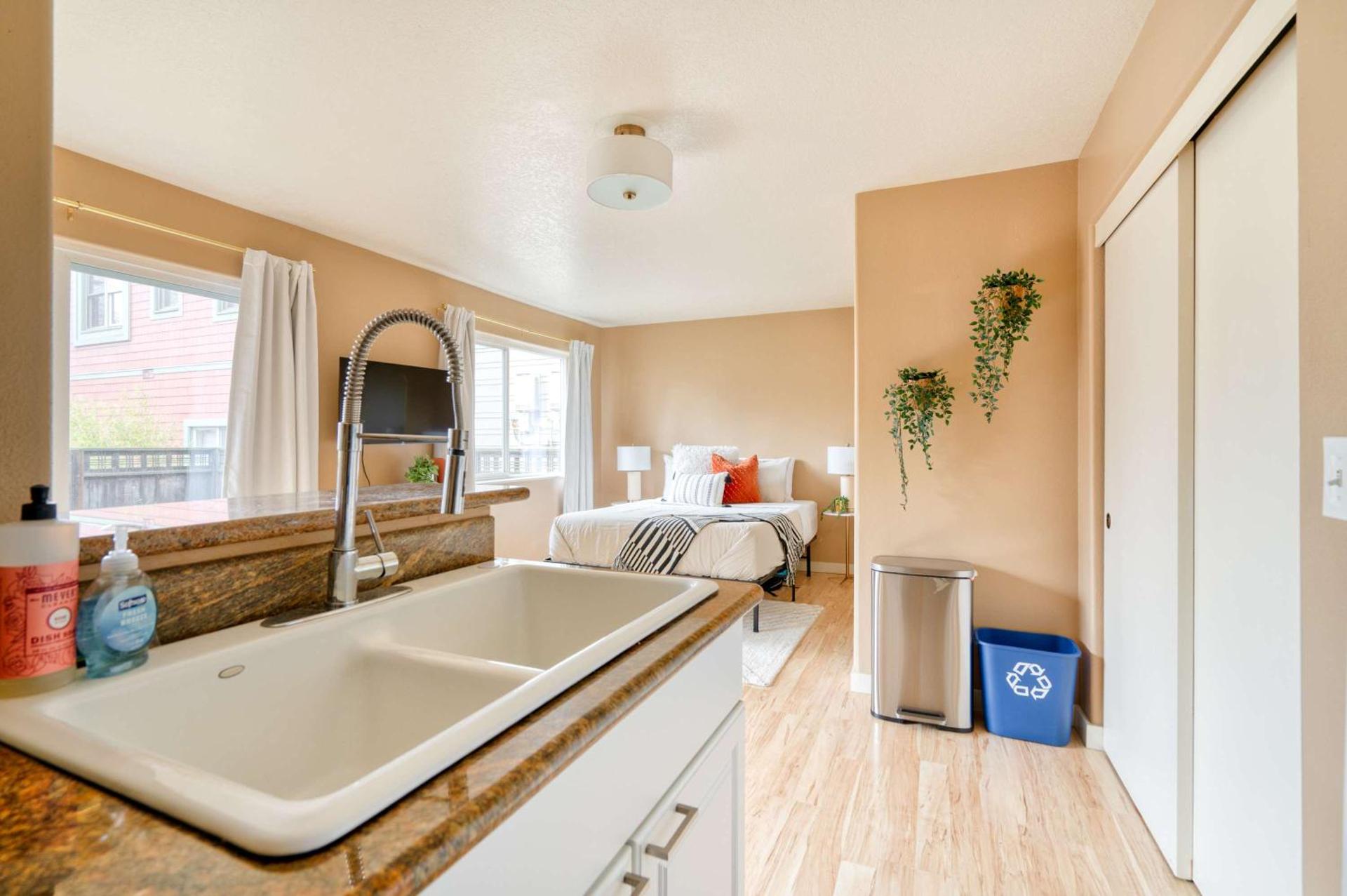 Stay Portland - John's Landing Haven - Studio Near OHSU