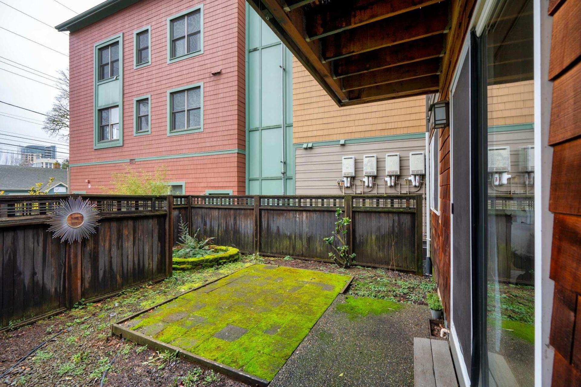 Stay Portland - John's Landing Haven - Studio Near OHSU