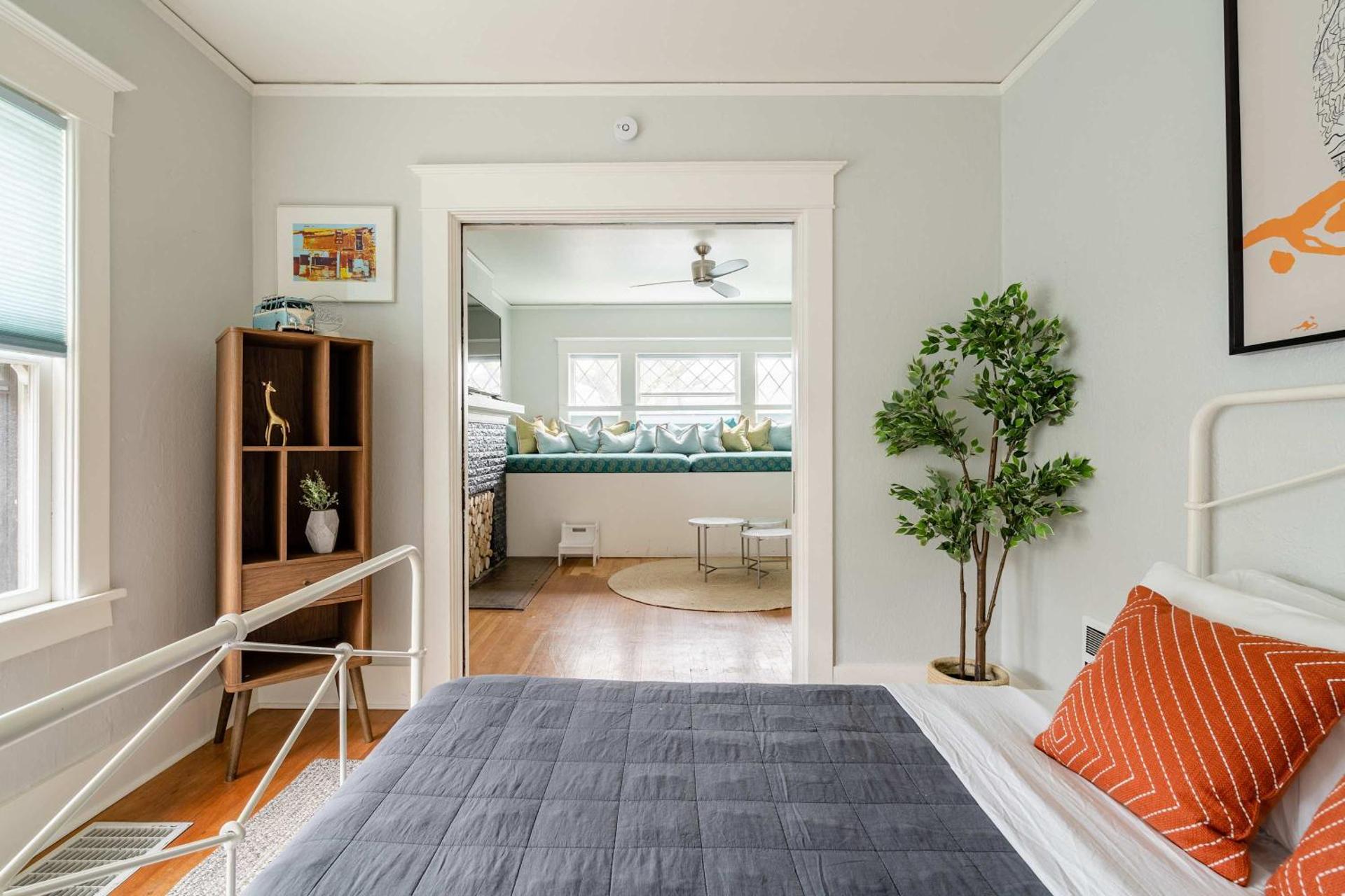 Stay Portland - PDX Art Deco Lounge - Local Eateries, Bars & Shops