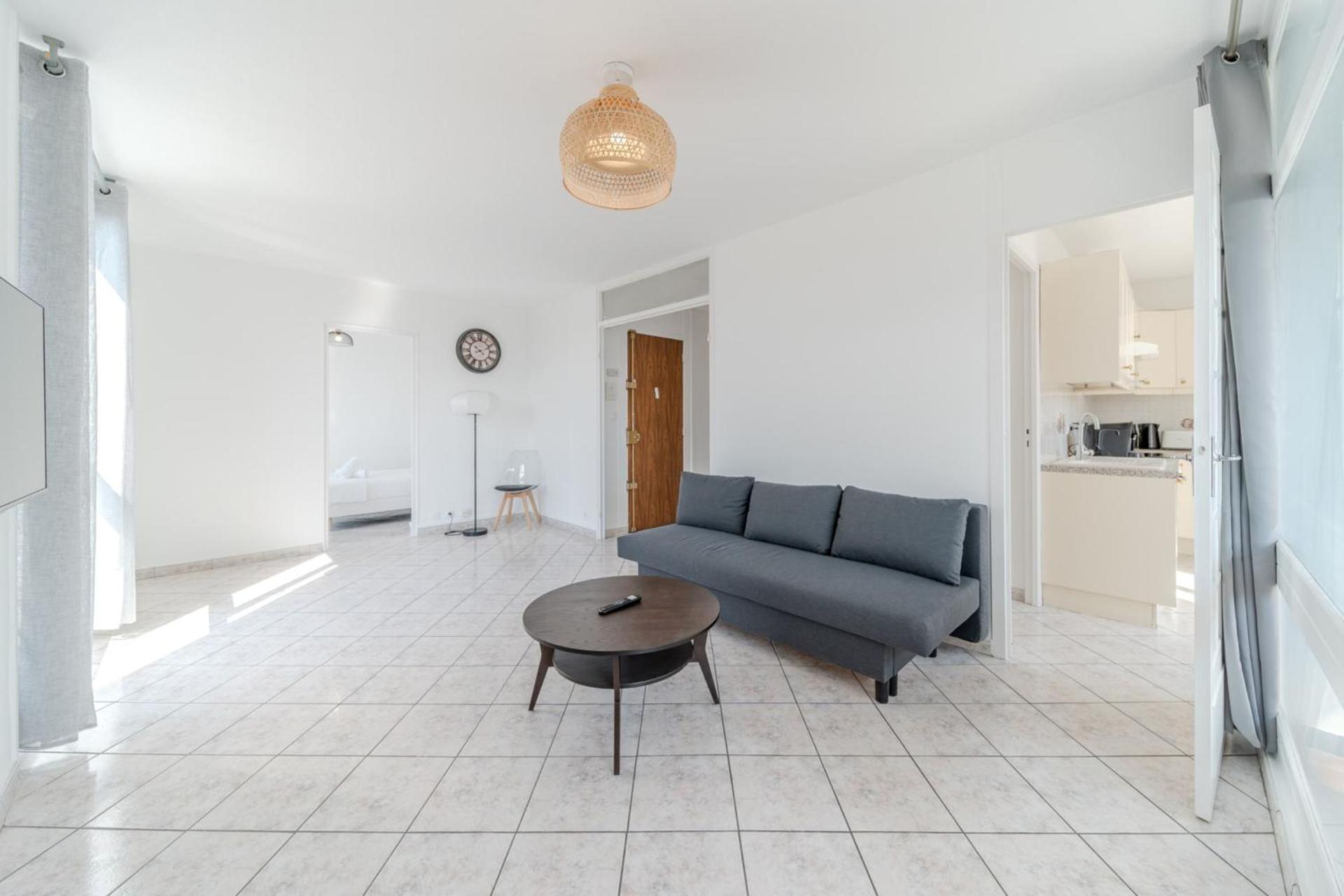 Spacious Apartment for 8 People - Bron Grand Clement