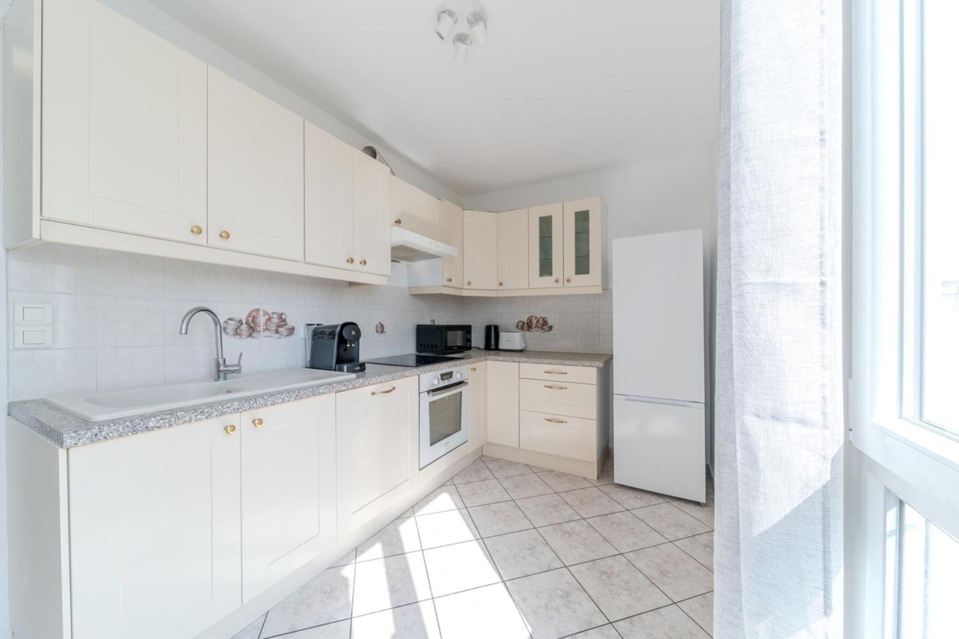 Spacious Apartment for 8 People - Bron Grand Clement