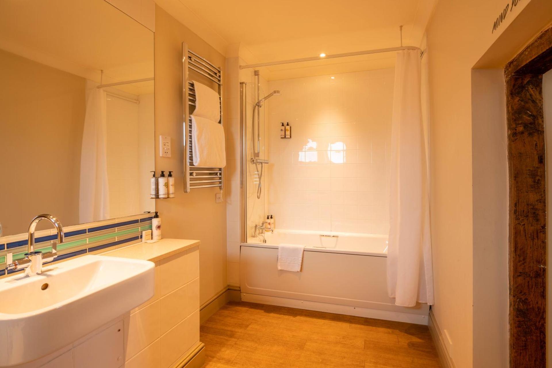 Hadley Bowling Green Inn