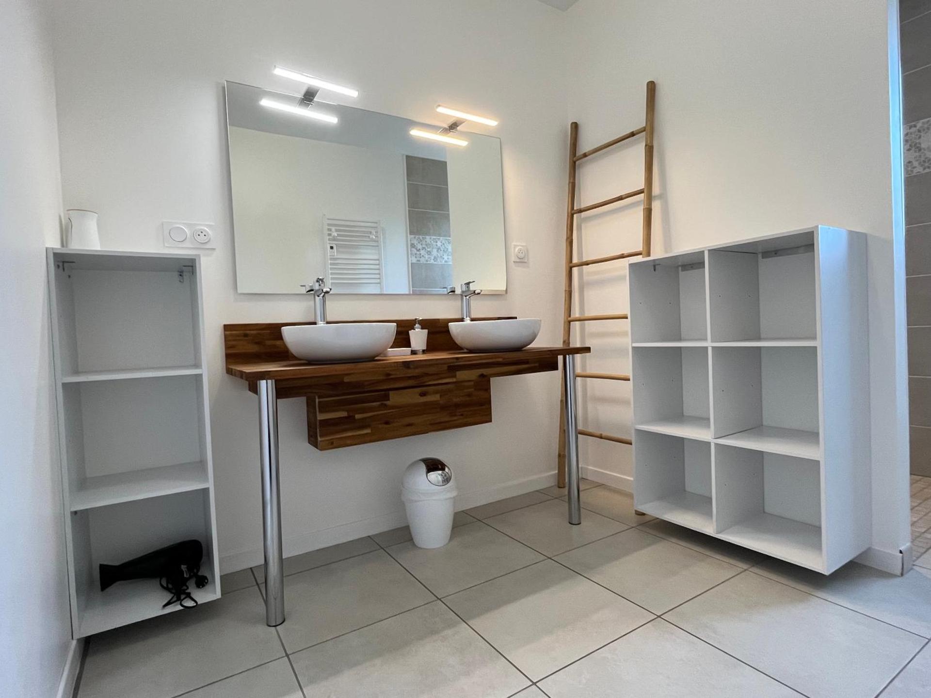 Gîte neuf,12mn du Futuroscope, 9 personnes -Le Tournesol