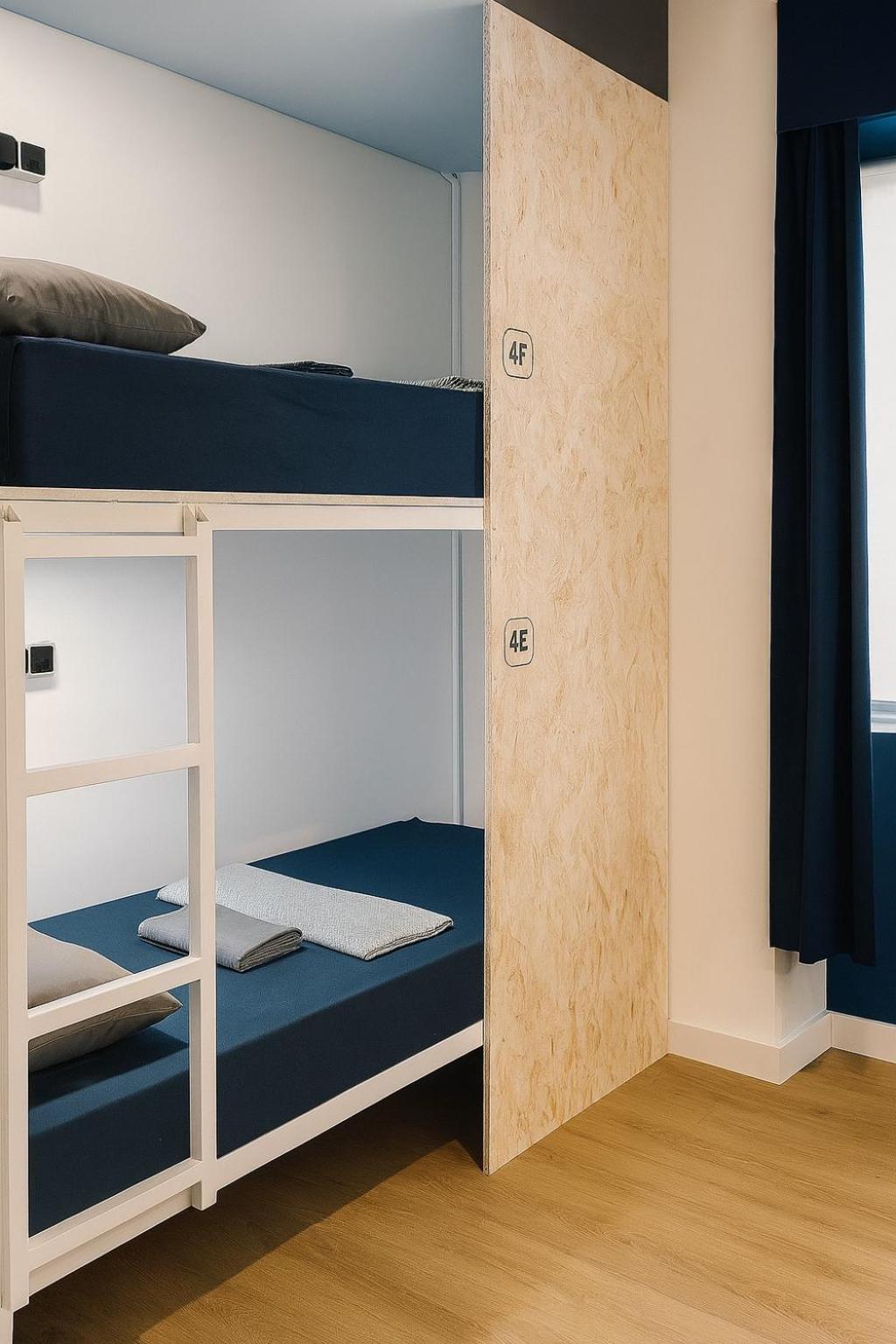 Kerrossänkypaikka yhteisessä makuusalissa - Unisex