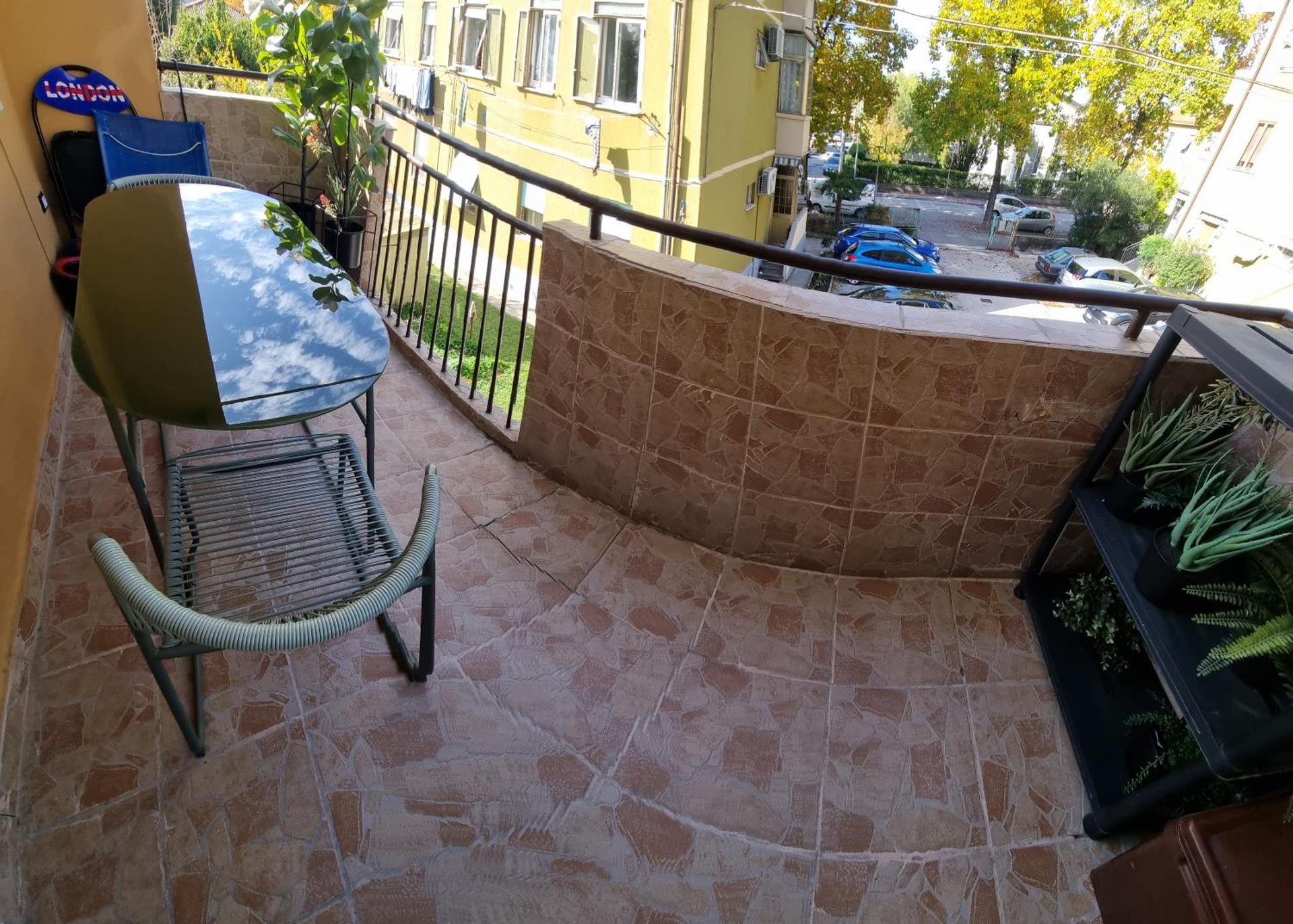 Sunny CentralApartment -3 bedrooms ,Private Parking