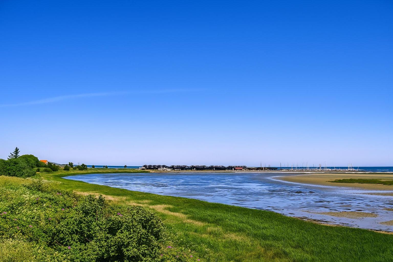 Havhuset I Øster Hurup - i byen, ved stranden