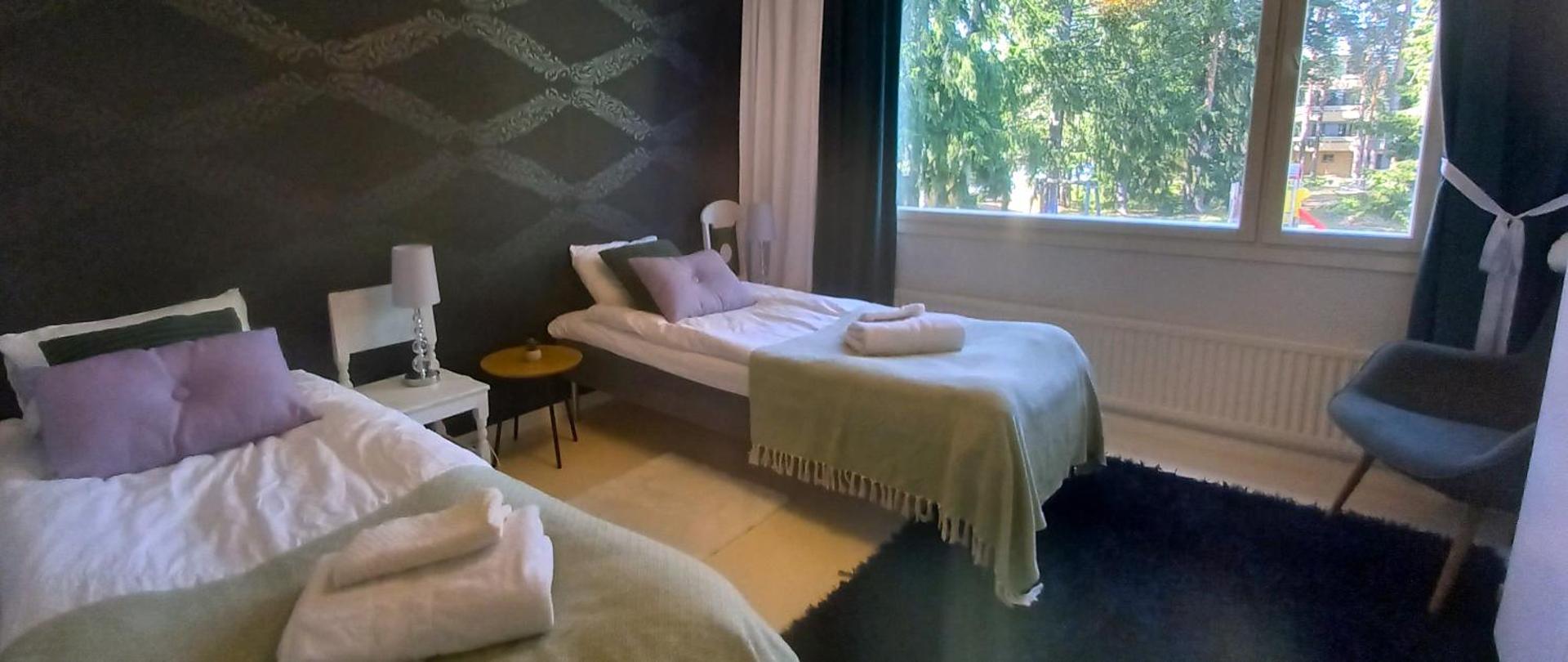 Avara huoneisto, lasitettu parveke, kaksi weeceetä