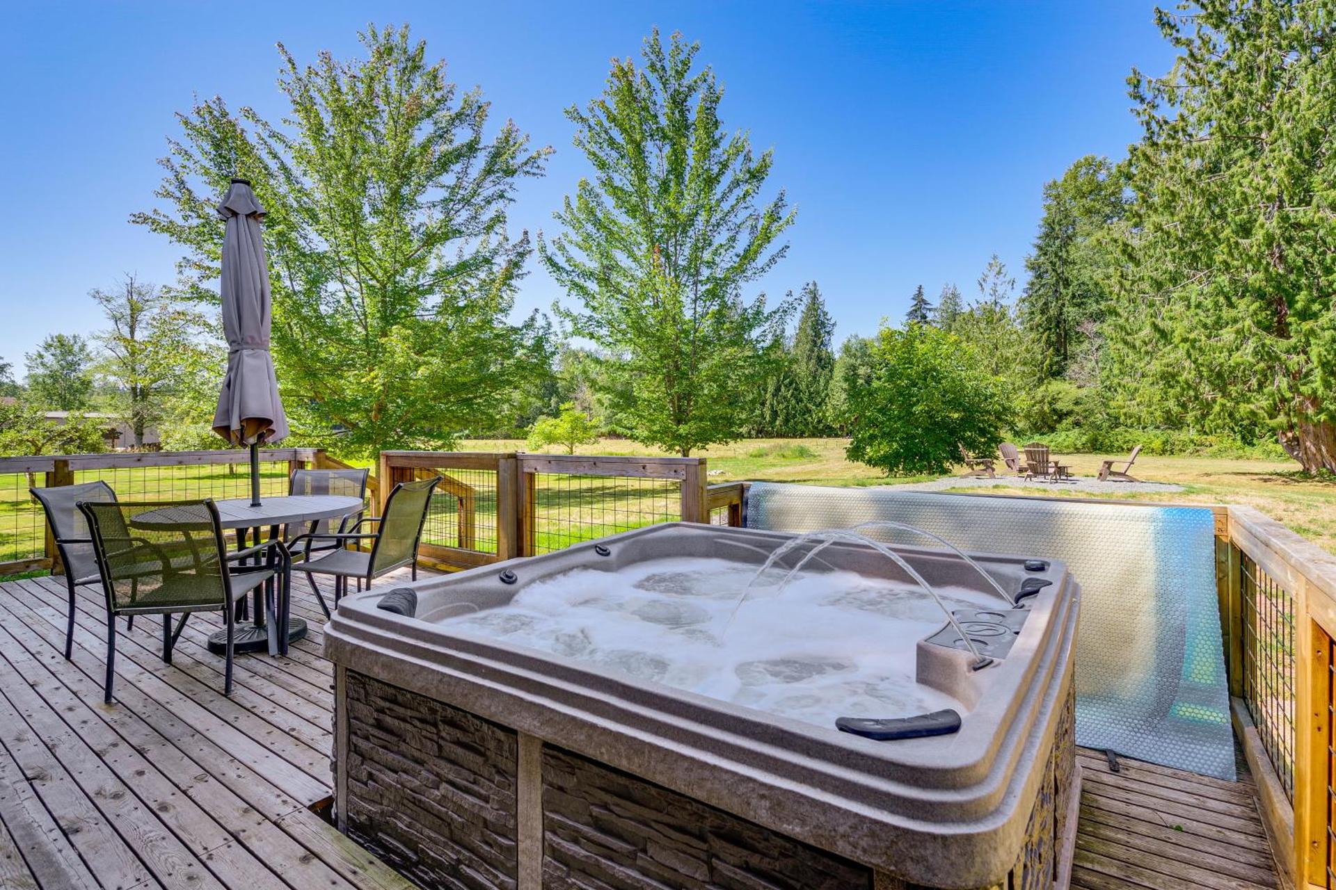 Hot Tub and Deck Dog-Friendly Arlington Cabin