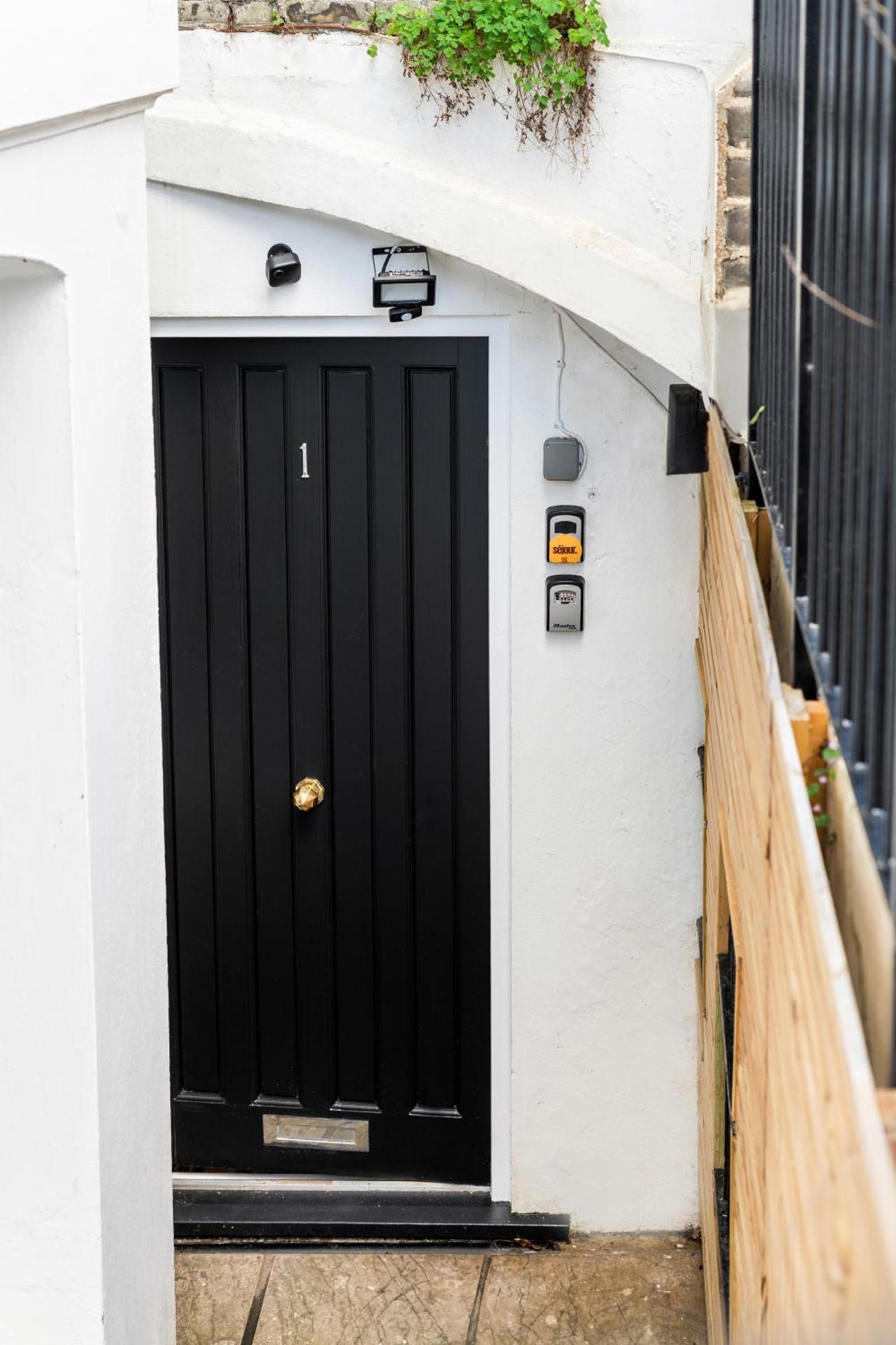 Stunning Victorian Mansion Apartment - Hosted by StaySejour