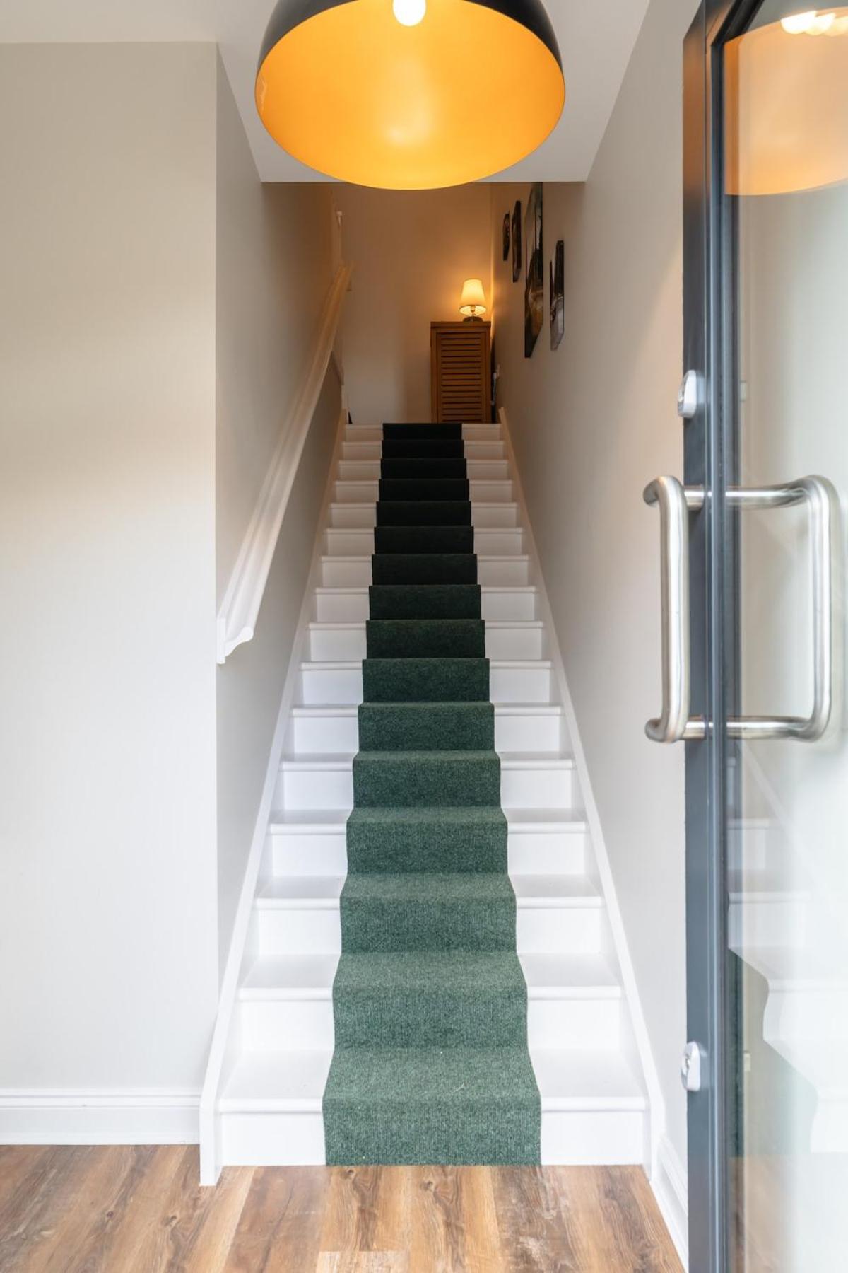 Stunning upper villa stay in the City!