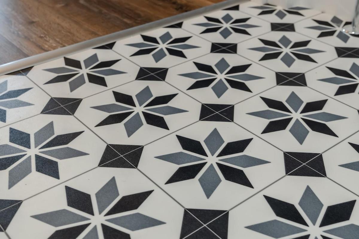 Stunning upper villa stay in the City!