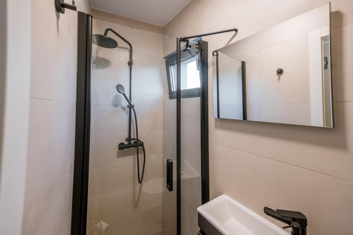 LuxStay Apartments APT4 - Private Parking, Balcony