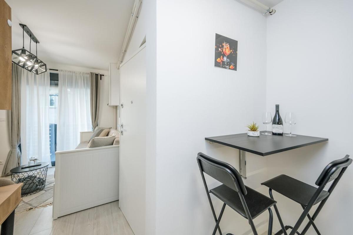 LuxStay Apartments APT4 - Private Parking, Balcony