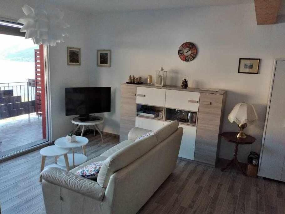 Una terrazza sul lago