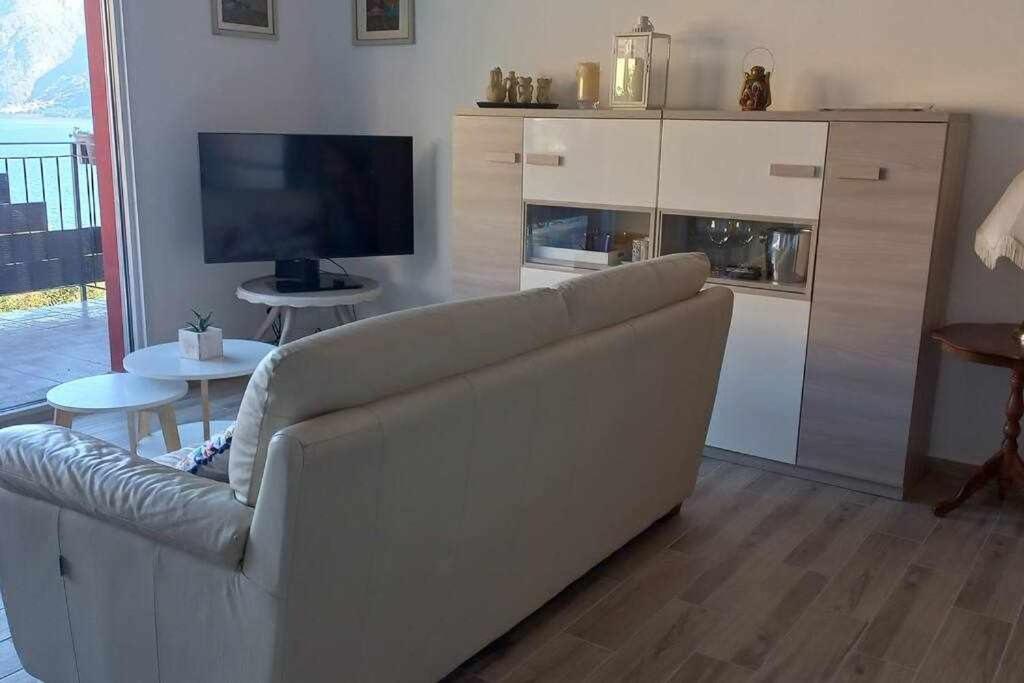 Una terrazza sul lago