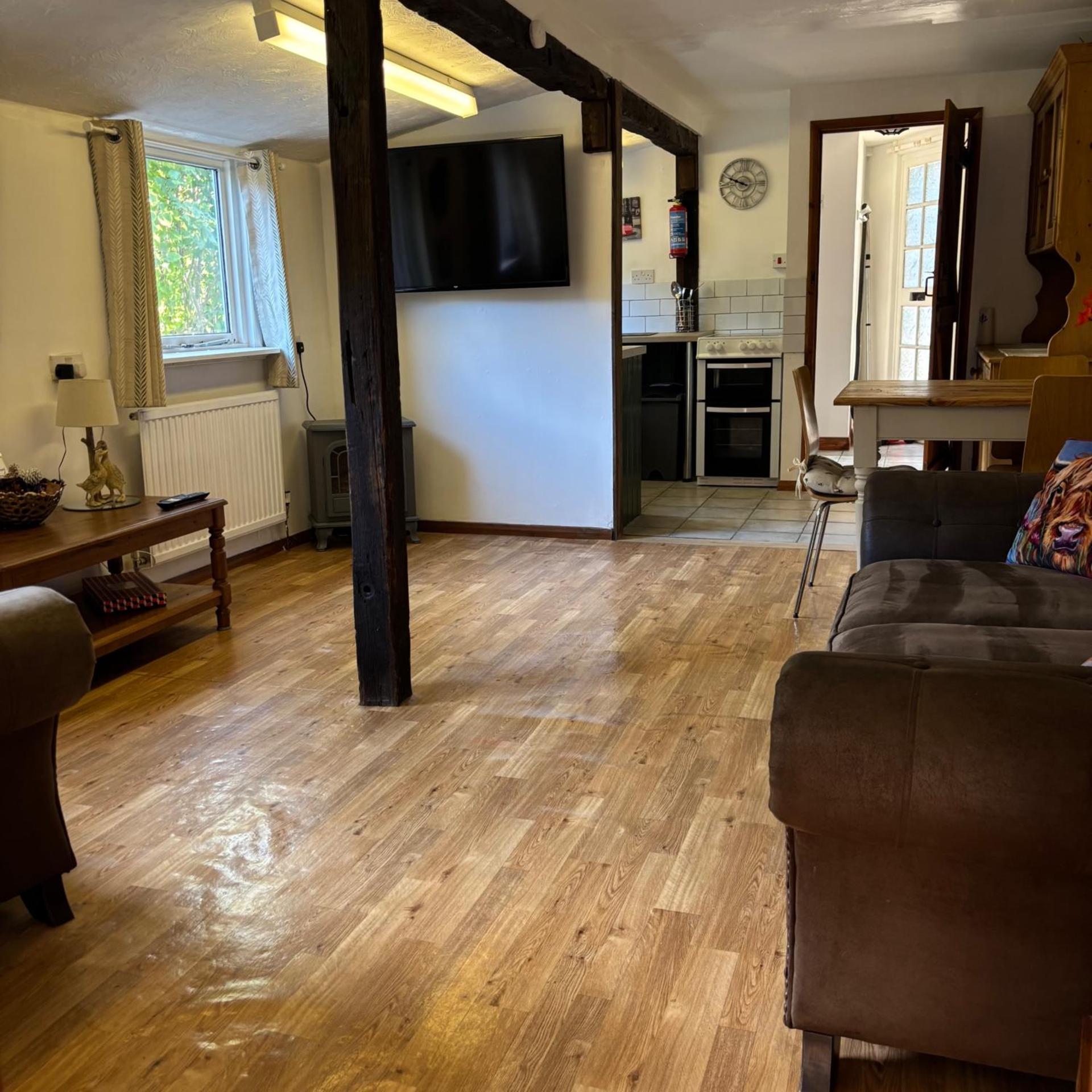 2 Bed Barn - Sleeps 4 - Pets - Parking - Wifi